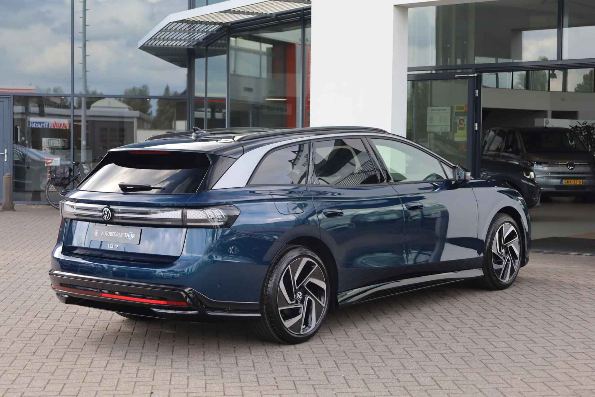 Volkswagen ID.7 Tourer Pro Business 77 kWh 286PK / 210kW Panoramadak, head-up display, LED Matrix IQ.Light, high end audio installatie, stoel verwarming + ventilatie, verwarmbare achterbank, Apple Carplay & Android Auto, 3-zone climatronic, full map navigatie, elektr. bedienbare achterklep met sensorsturing, dynamische grootlichtassistent, cruise control adaptief met Stop & Go en stuurhulp, draadloos telefoon laden, extra getint glas achter, adaptief dempingsysteem, 20'' LMV - 2/48