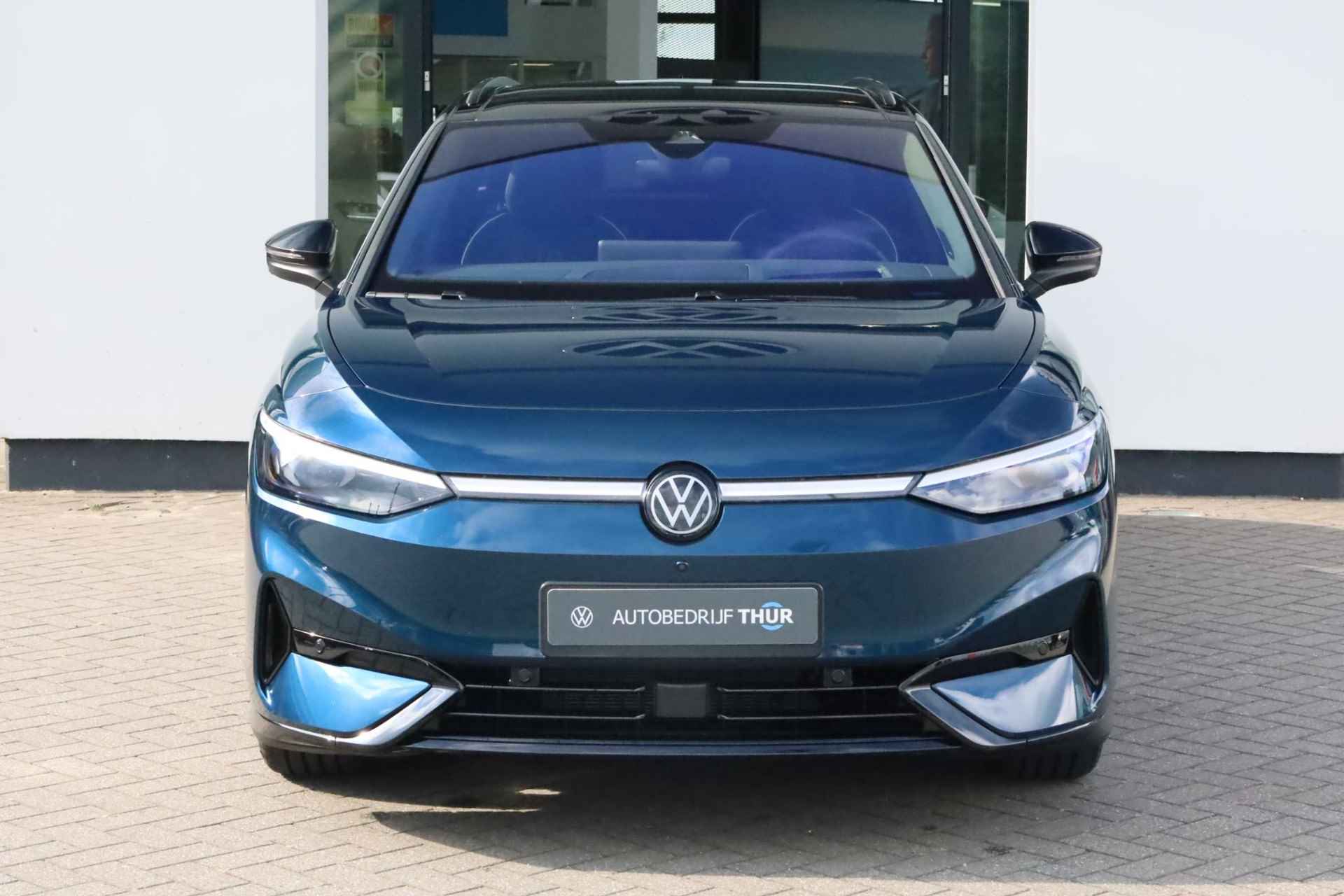 Volkswagen ID.7 Tourer Pro Business 77 kWh 286PK / 210kW Panoramadak, head-up display, LED Matrix IQ.Light, high end audio installatie, stoel verwarming + ventilatie, verwarmbare achterbank, Apple Carplay & Android Auto, 3-zone climatronic, full map navigatie, elektr. bedienbare achterklep met sensorsturing, dynamische grootlichtassistent, cruise control adaptief met Stop & Go en stuurhulp, draadloos telefoon laden, extra getint glas achter, adaptief dempingsysteem, 20'' LMV - 3/48