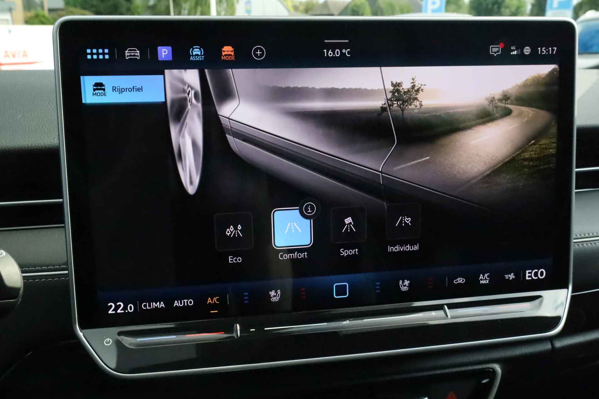 Volkswagen ID.7 Tourer Pro Business 77 kWh 286PK / 210kW Panoramadak, head-up display, LED Matrix IQ.Light, high end audio installatie, stoel verwarming + ventilatie, verwarmbare achterbank, Apple Carplay & Android Auto, 3-zone climatronic, full map navigatie, elektr. bedienbare achterklep met sensorsturing, dynamische grootlichtassistent, cruise control adaptief met Stop & Go en stuurhulp, draadloos telefoon laden, extra getint glas achter, adaptief dempingsysteem, 20'' LMV - 37/48