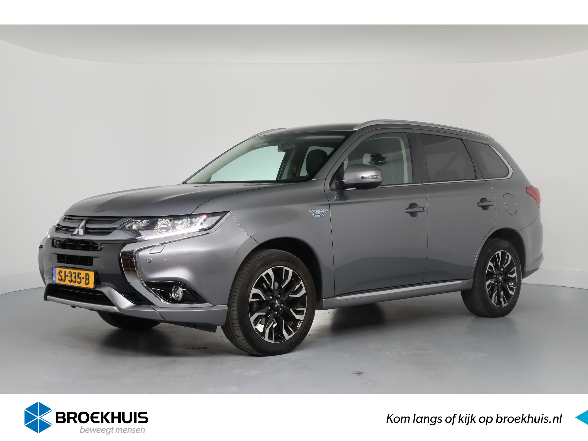 Mitsubishi Outlander 2.0 PHEV Premium | LED | Trekhaak | Leder/Alcantara | Clima | Camera | Navi By App | Keyless | Cruise | 18'' Lichtmetalen Velgen