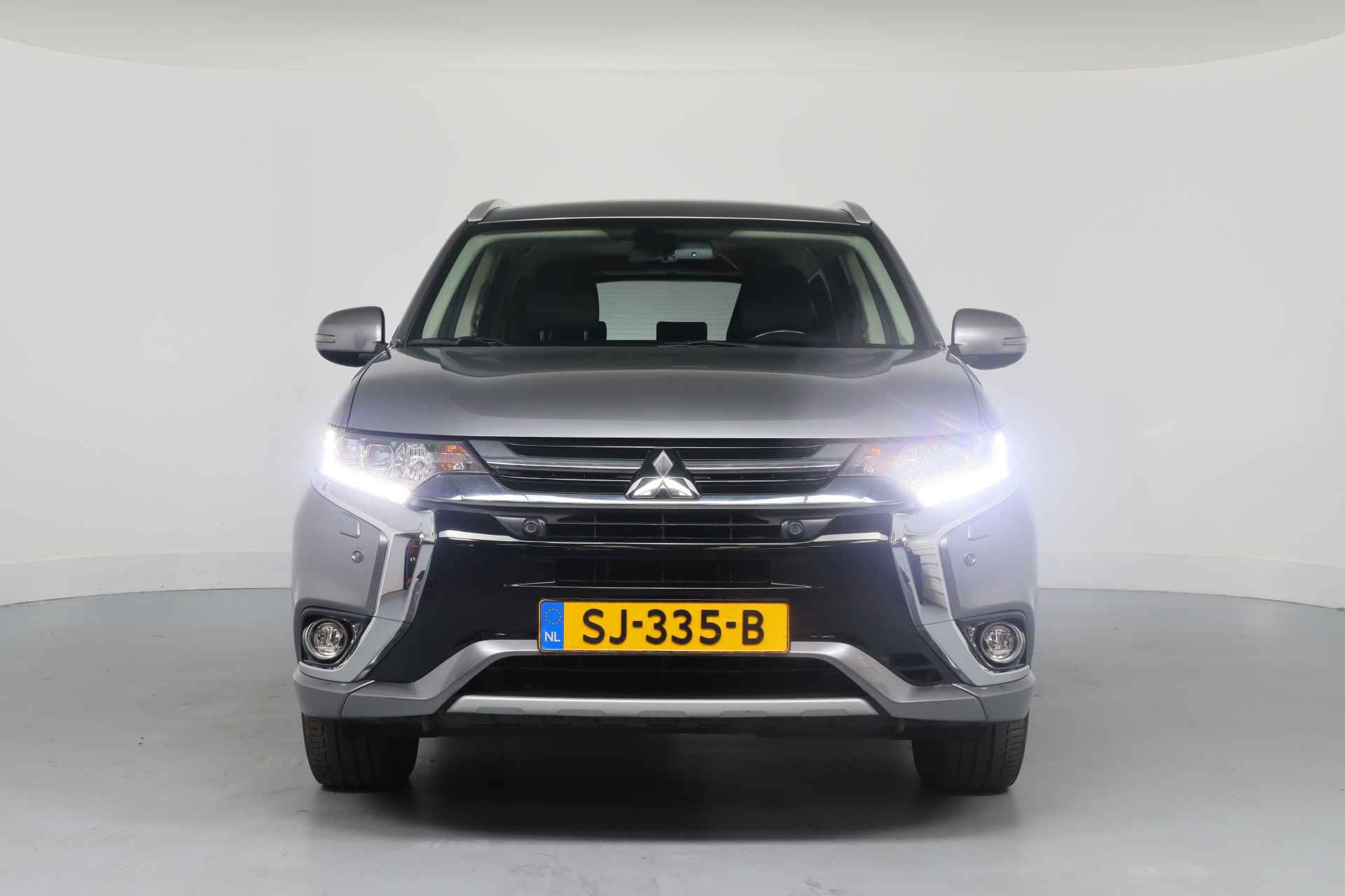 Mitsubishi Outlander 2.0 PHEV Premium | LED | Trekhaak | Leder/Alcantara | Clima | Camera | Navi By App | Keyless | Cruise | 18'' Lichtmetalen Velgen - 3/37