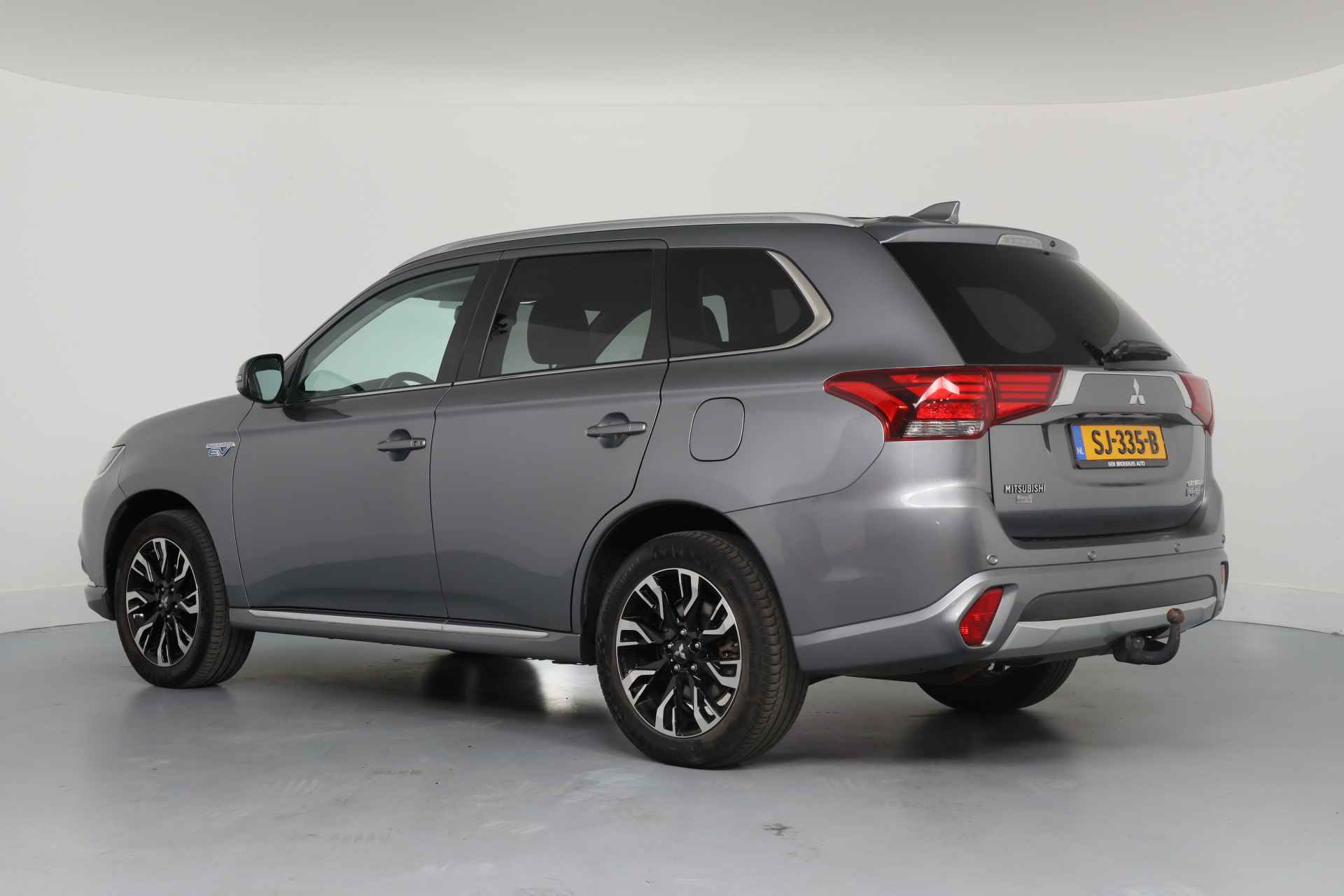 Mitsubishi Outlander 2.0 PHEV Premium | LED | Trekhaak | Leder/Alcantara | Clima | Camera | Navi By App | Keyless | Cruise | 18'' Lichtmetalen Velgen - 26/37