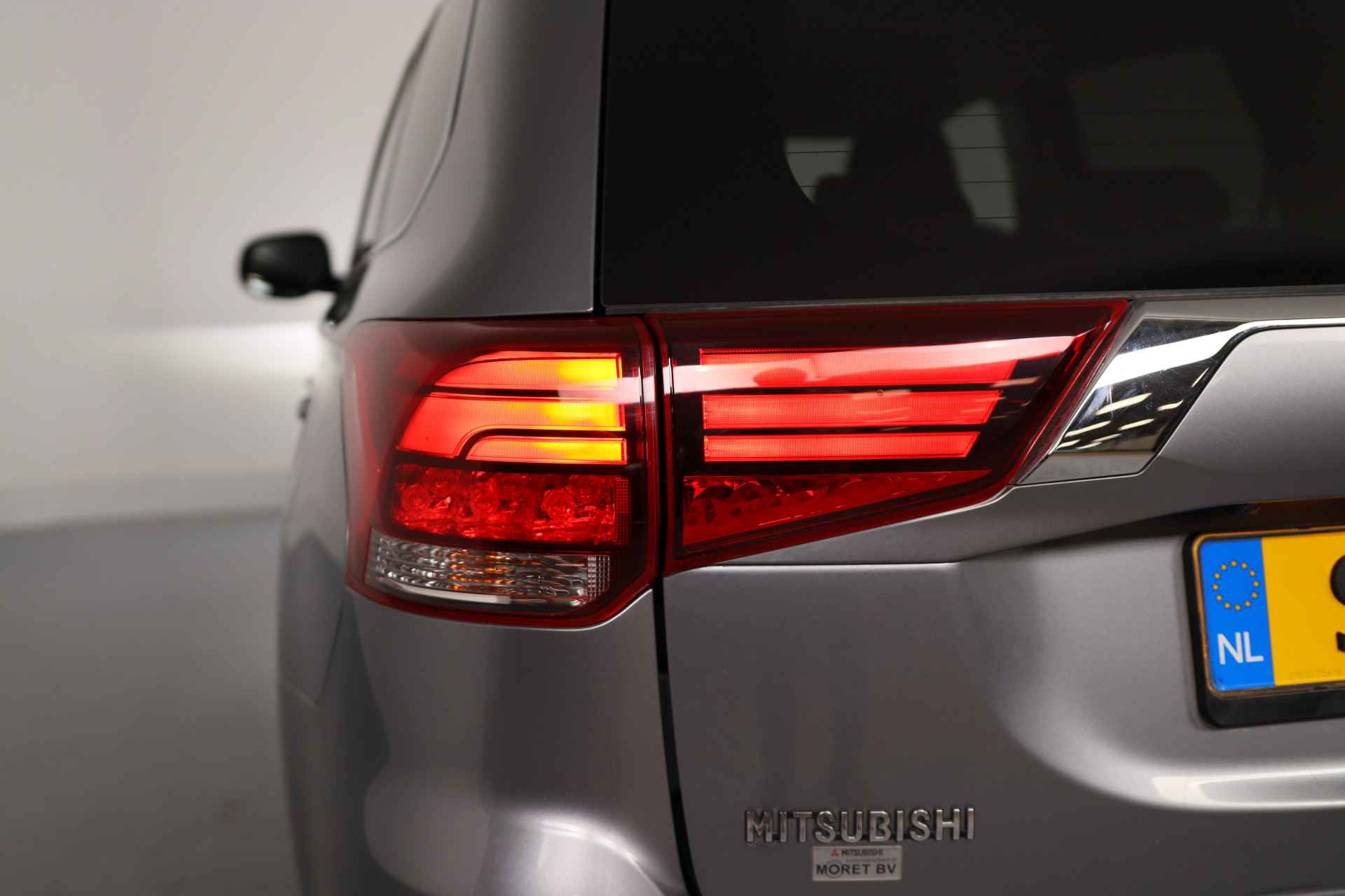 Mitsubishi Outlander 2.0 PHEV Premium | LED | Trekhaak | Leder/Alcantara | Clima | Camera | Navi By App | Keyless | Cruise | 18'' Lichtmetalen Velgen - 27/37