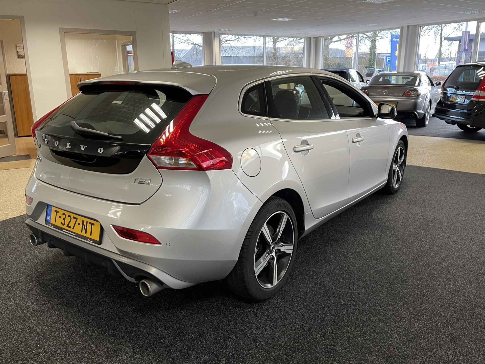 Volvo V40 2.0 T2 R-Design - 2/24