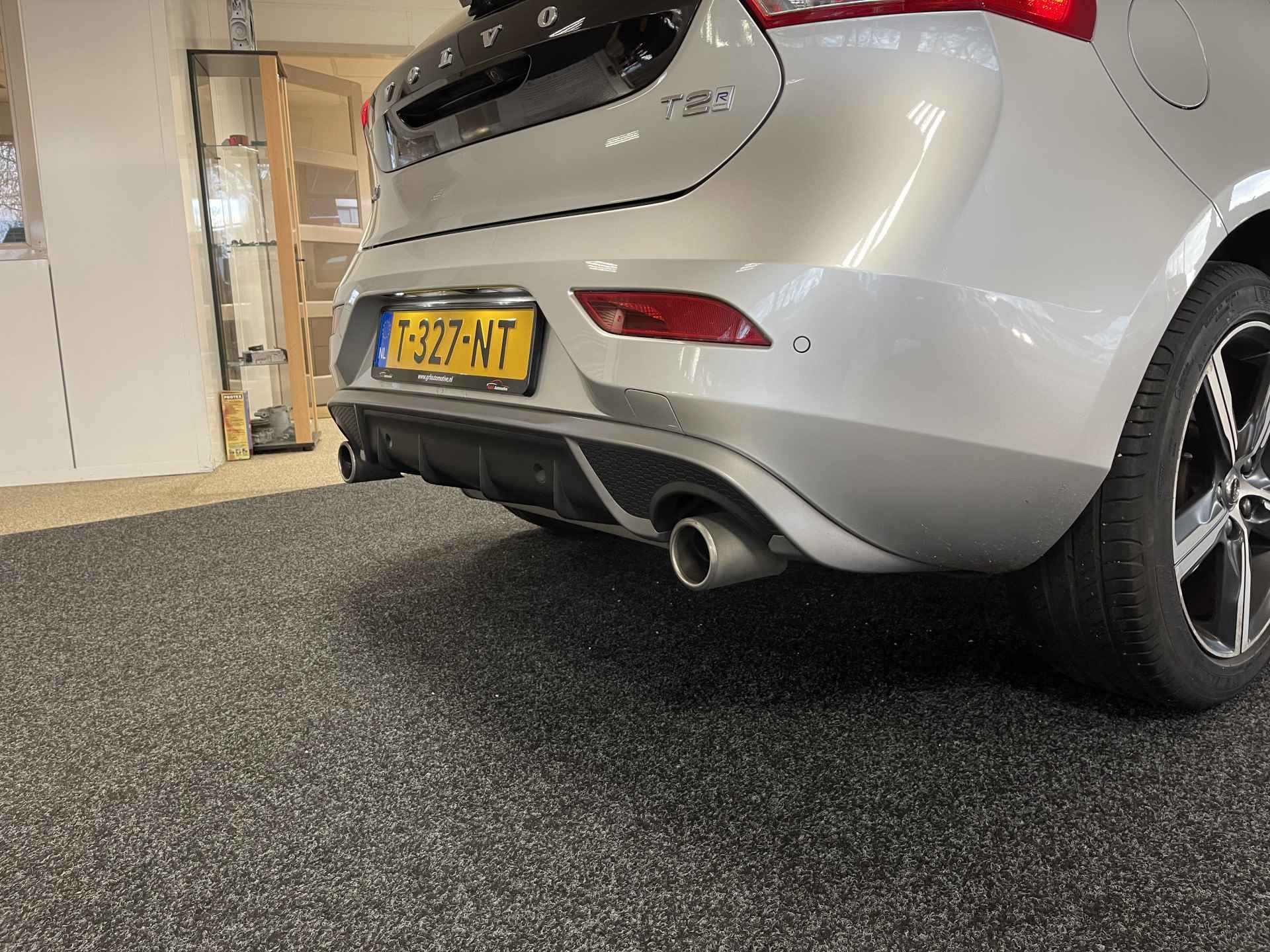 Volvo V40 2.0 T2 R-Design - 23/24