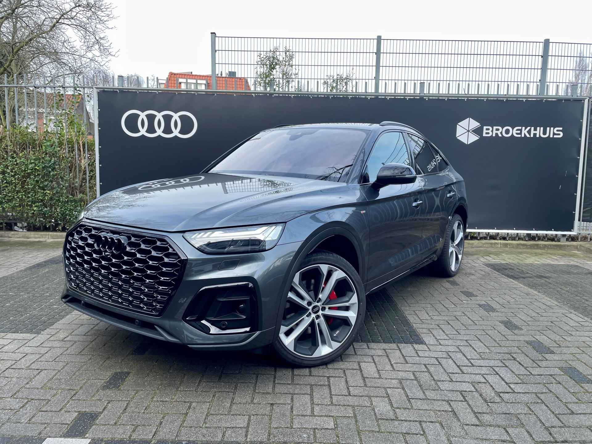 Audi Q5 Sportback 55 TFSI e S edition Competition/Dakreling zwart/Optiek zwart/Lane assist/Inklapbare buitenspiegels/ Side assist/Matrix koplampen/Adaptieve cruisecontrol/Adaptieve cruisecontrol/Bang & Olufsen/ 21 inch velgen