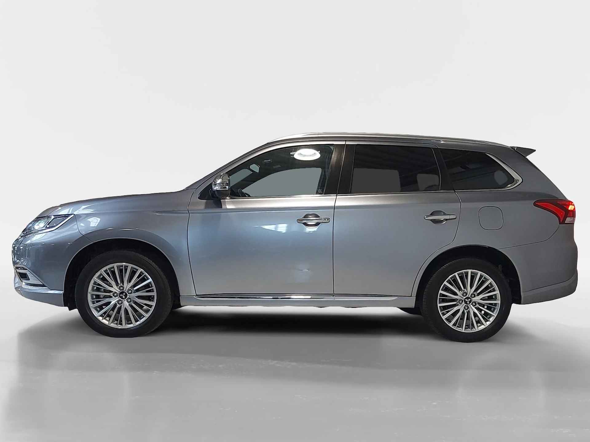 Mitsubishi Outlander 2.4 PHEV Instyle | Schuif/Kantel dak | 360-Camera | Parkeersensoren | Dodehoek detectie | Lederen bekleding | Stuur/Stoelverwarming | Elektrische achterklep | Automatische regen/lichtsensoren | Elektrische bestuurdersstoel | Premium audio installatie | Keyless entry | Apple Carplay/Android auto | - 3/46