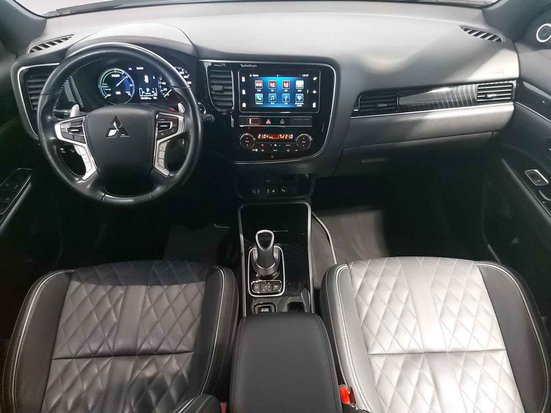 Mitsubishi Outlander 2.4 PHEV Instyle | Schuif/Kantel dak | 360-Camera | Parkeersensoren | Dodehoek detectie | Lederen bekleding | Stuur/Stoelverwarming | Elektrische achterklep | Automatische regen/lichtsensoren | Elektrische bestuurdersstoel | Premium audio installatie | Keyless entry | Apple Carplay/Android auto | - 27/46