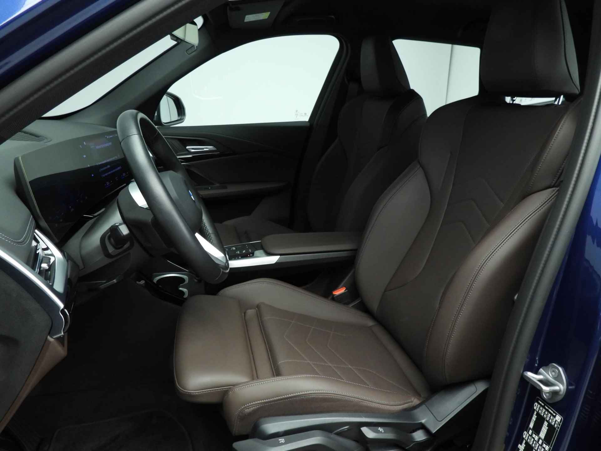 BMW iX1 xDrive30 | LED | Leder | Navigatie | Sportstoelen | Chrome line | Stoelverwarming | DAB | Alu 19 inch - 9/36