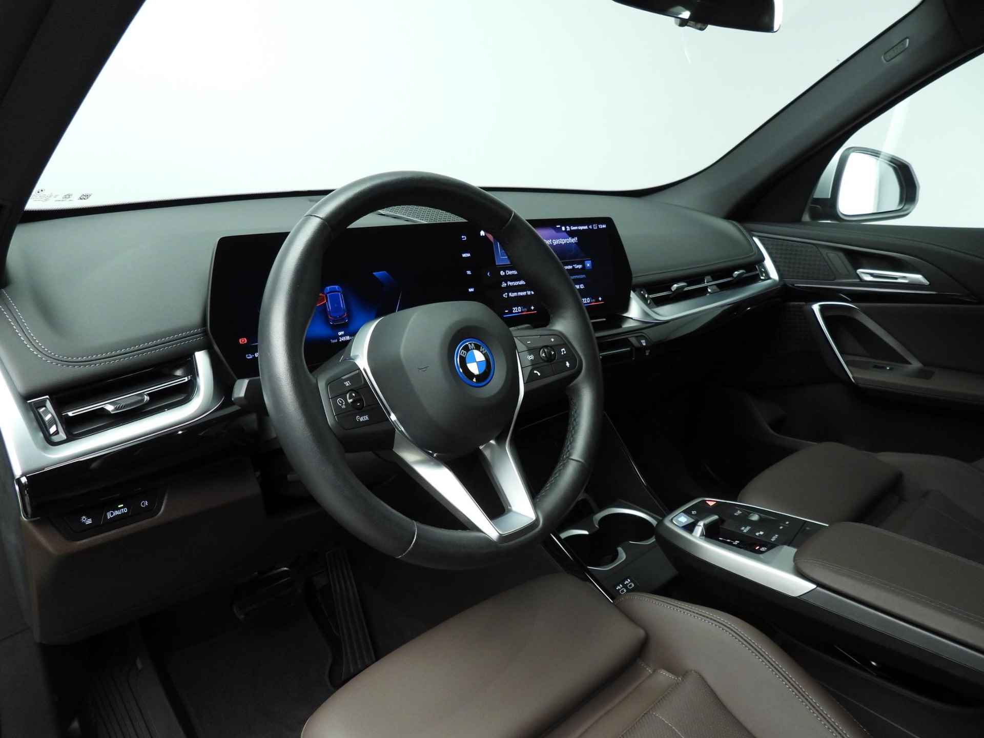 BMW iX1 xDrive30 | LED | Leder | Navigatie | Sportstoelen | Chrome line | Stoelverwarming | DAB | Alu 19 inch - 12/36