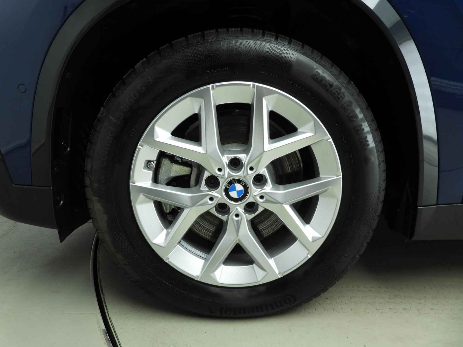 BMW iX1 xDrive30 | LED | Leder | Navigatie | Sportstoelen | Chrome line | Stoelverwarming | DAB | Alu 19 inch - 30/36