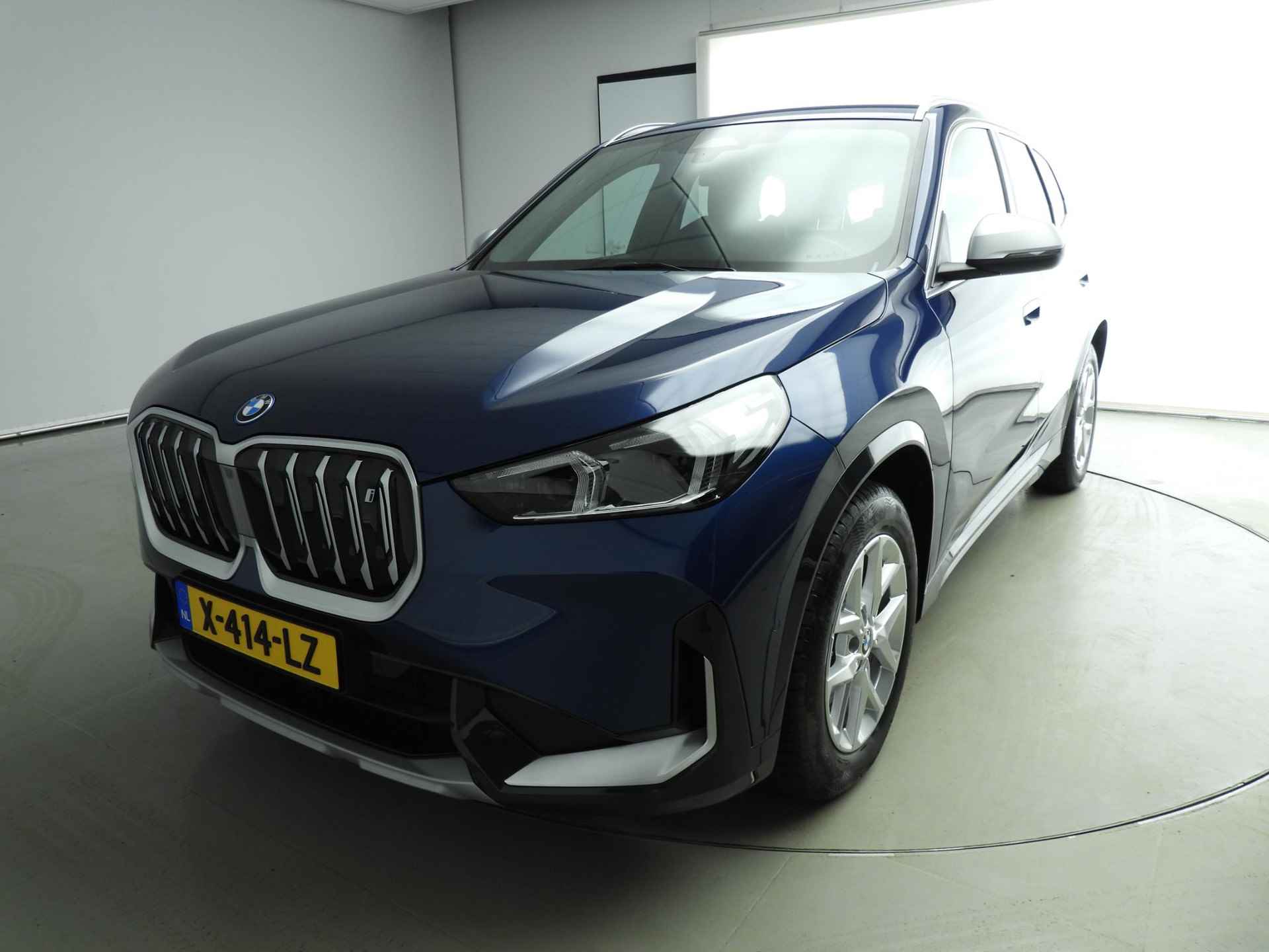 BMW iX1 xDrive30 | LED | Leder | Navigatie | Sportstoelen | Chrome line | Stoelverwarming | DAB | Alu 19 inch - 31/36