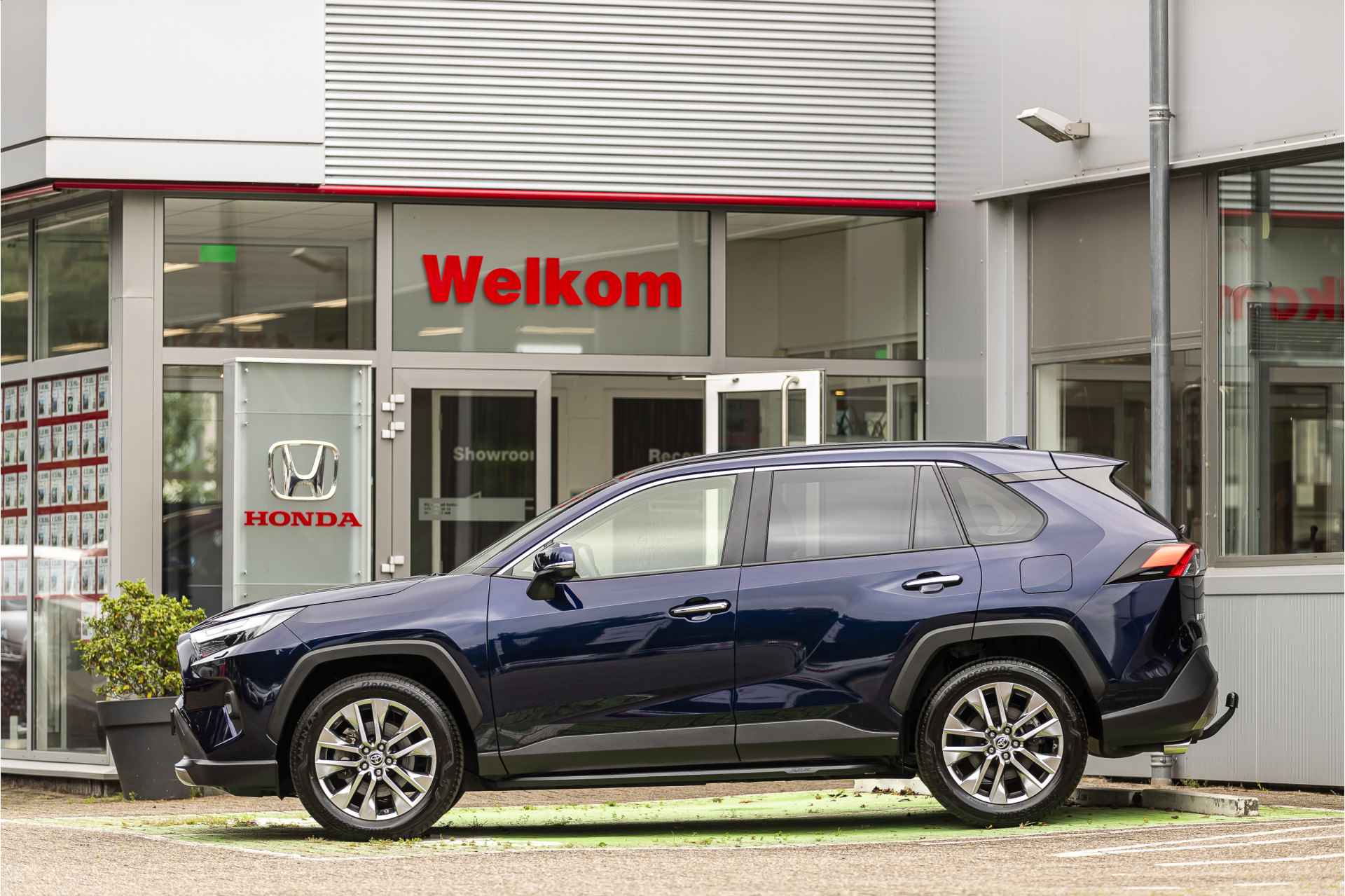 Toyota RAV4 2.5 Hybrid AWD Executive Premium Trekhaak, Treeplanken, Stoel verwarmd + koeling, Dodehoekdetectie, Elek.stoelen + Geheugen , All-in Rijklaarprijs - 2/25