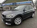 BMW X1 xDrive25iA High Executive M-Sport | Pano | DAB | LED+ koplampen | Adaptieve dempers | Harman Kardon HiFi | Afn.trekhaak (2.000kg) | 19" Zomerwielen styling 572 M | 17" Winterwielen styling 574 | Nw.prijs € 78.743,-