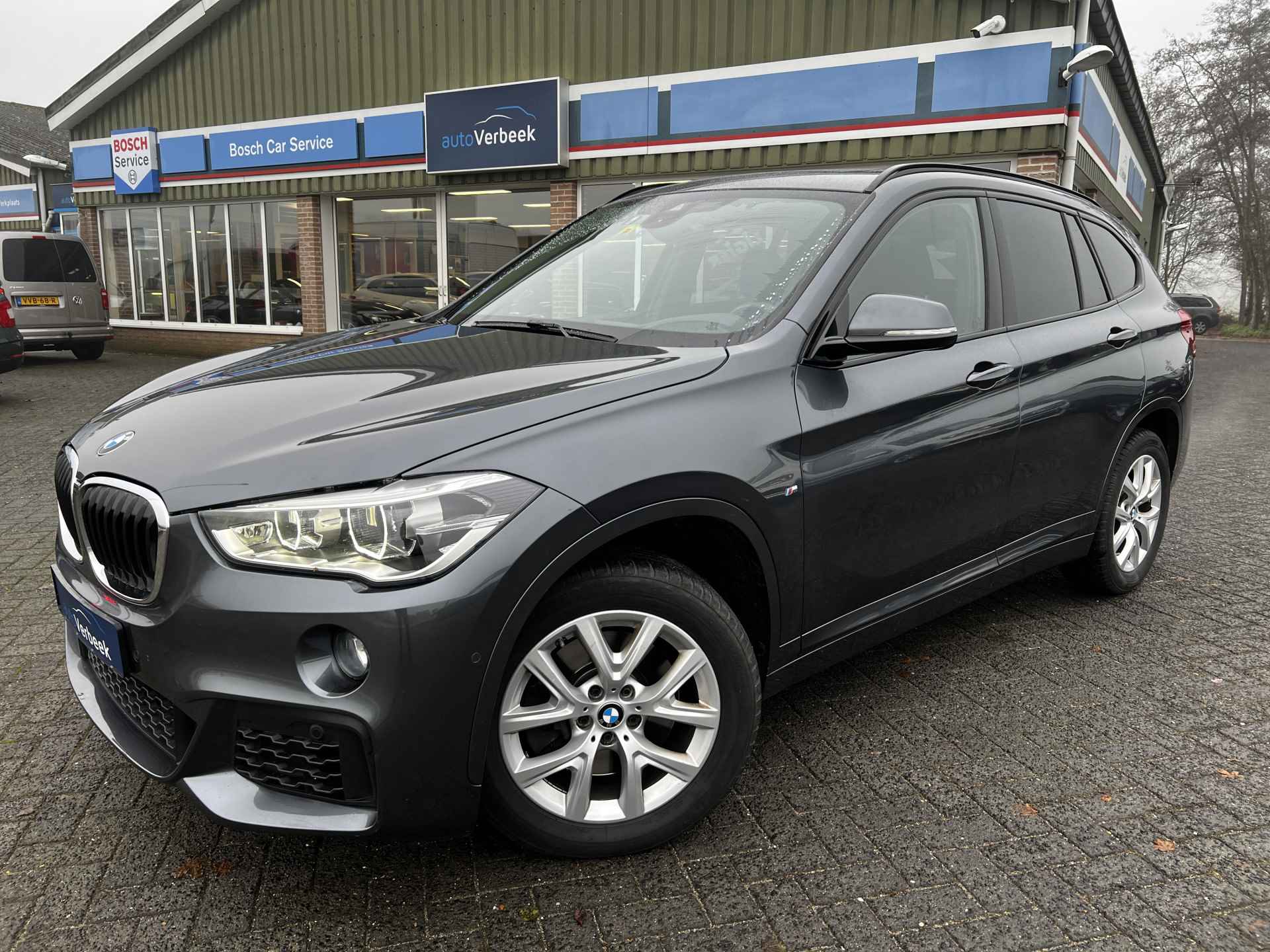 BMW X1 xDrive25iA High Executive M-Sport | Pano | DAB | LED+ koplampen | Adaptieve dempers | Harman Kardon HiFi | Afn.trekhaak (2.000kg) | 19" Zomerwielen styling 572 M | 17" Winterwielen styling 574 | Nw.prijs € 78.743,- - 1/24