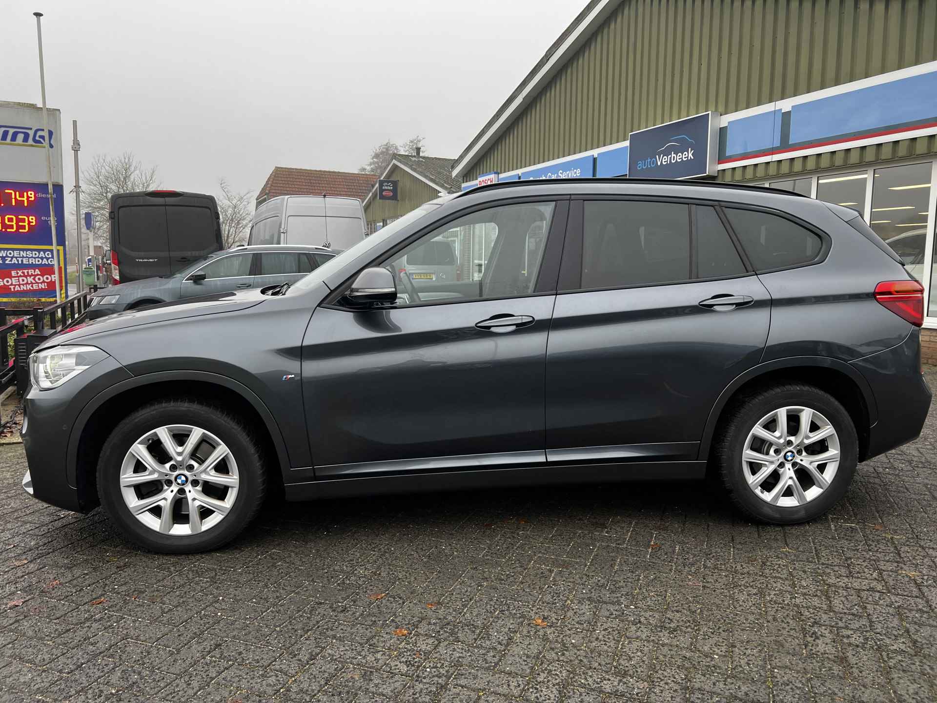 BMW X1 xDrive25iA High Executive M-Sport | Pano | DAB | LED+ koplampen | Adaptieve dempers | Harman Kardon HiFi | Afn.trekhaak (2.000kg) | 19" Zomerwielen styling 572 M | 17" Winterwielen styling 574 | Nw.prijs € 78.743,- - 3/24