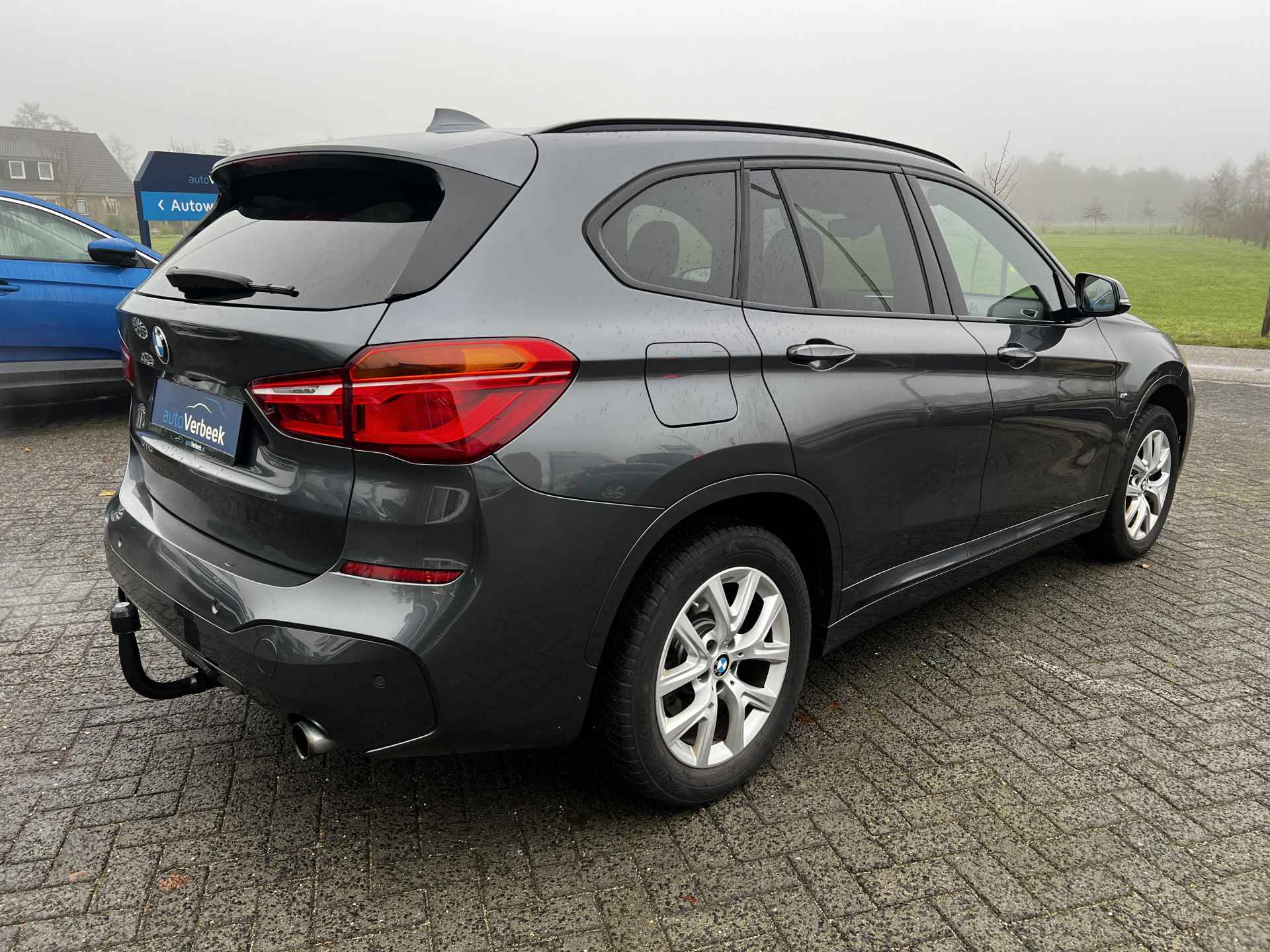 BMW X1 xDrive25iA High Executive M-Sport | Pano | DAB | LED+ koplampen | Adaptieve dempers | Harman Kardon HiFi | Afn.trekhaak (2.000kg) | 19" Zomerwielen styling 572 M | 17" Winterwielen styling 574 | Nw.prijs € 78.743,- - 6/24