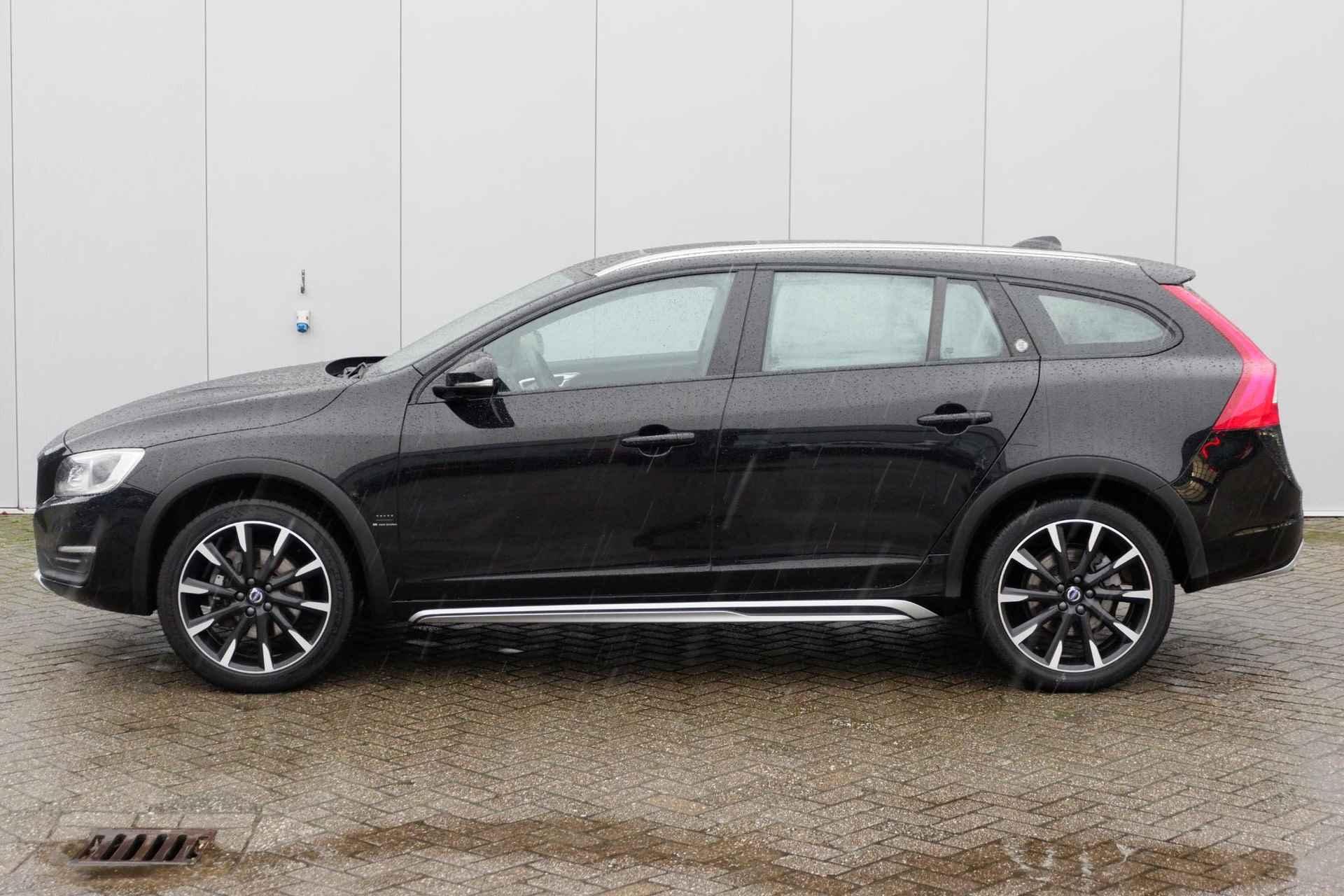 Volvo V60 Cross Country T5 AUT8 250PK Nordic+ Luxury, Adaptieve Cruise Control, BLIS Dodehoekdetectie, Trekhaak afneembaar, Glazen schuif-/kanteldak, 19" Bor lichtmetalen velgen, Elektrisch verstelbare voorstoelen, Stoelverwarming, Park Assist voor & achter met camera - 9/19