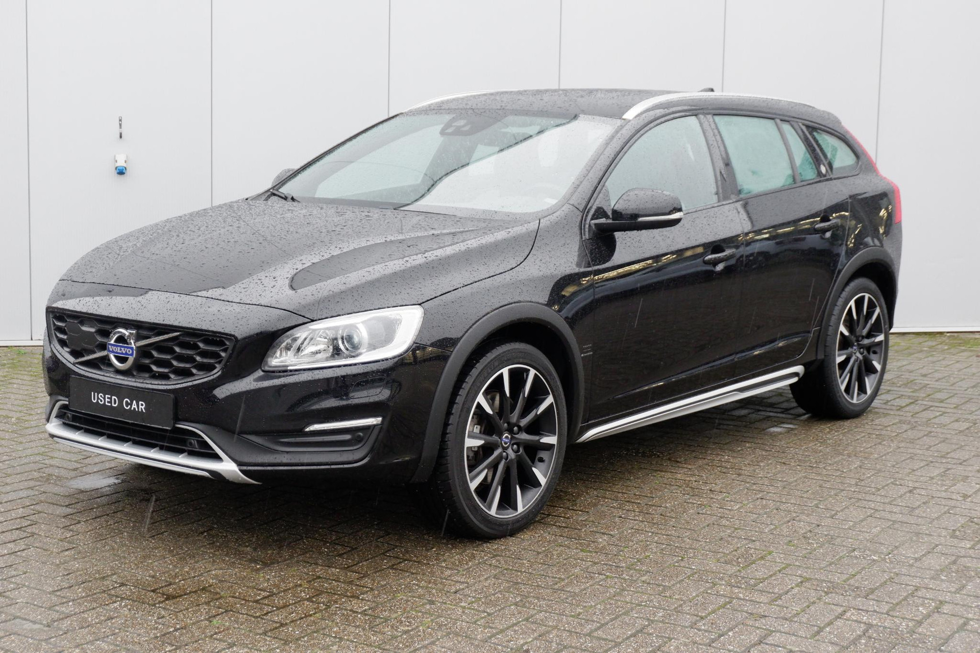 Volvo V60 Cross Country T5 AUT8 250PK Nordic+ Luxury, Adaptieve Cruise Control, BLIS Dodehoekdetectie, Trekhaak afneembaar, Glazen schuif-/kanteldak, 19" Bor lichtmetalen velgen, Elektrisch verstelbare voorstoelen, Stoelverwarming, Park Assist voor & achter met camera