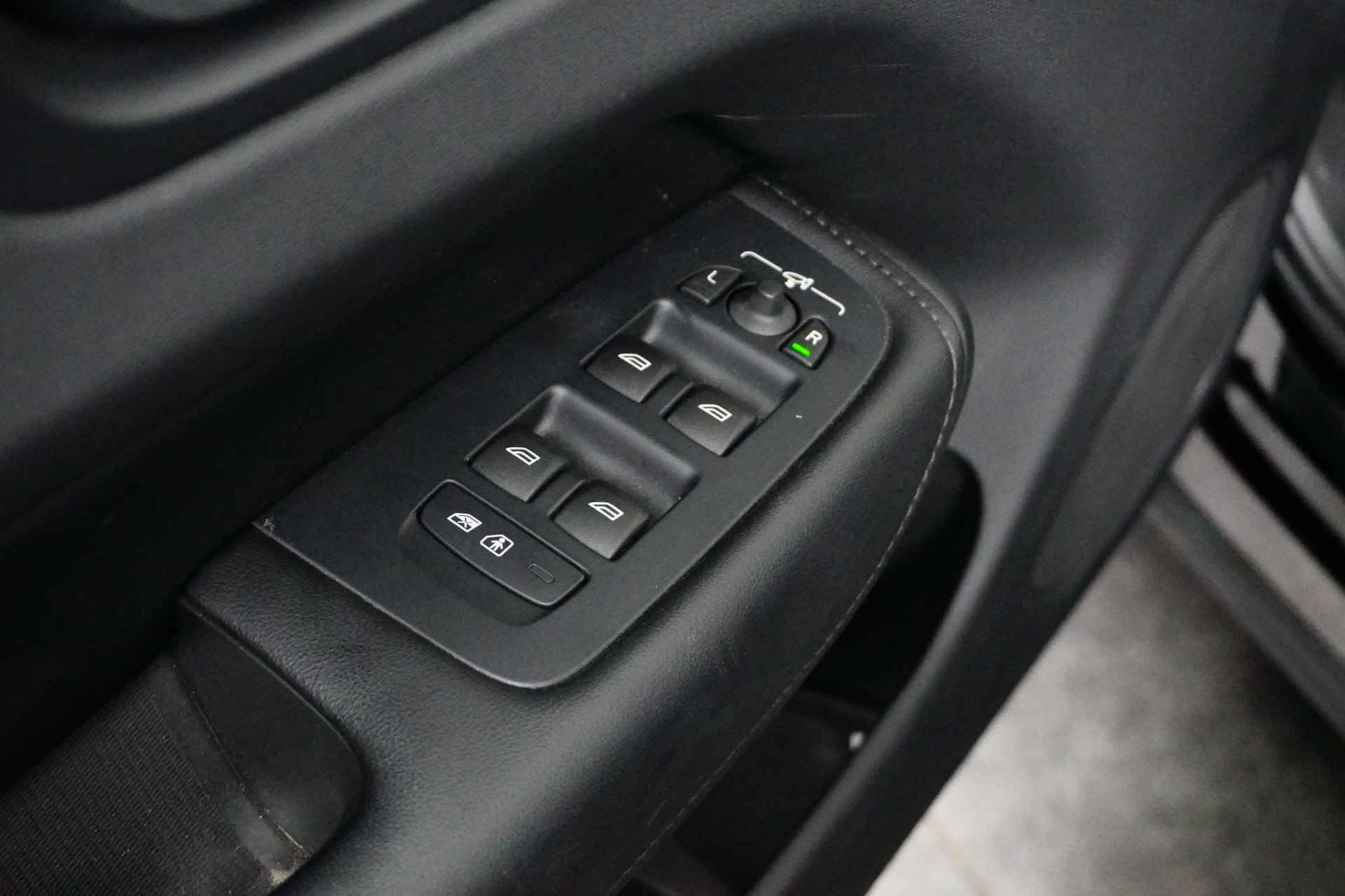 Volvo XC60 Recharge T6 AWD Ultimate Dark | Harman/ Kardon | Adaptieve Cruise | 22" | Trekhaak | HUD | - 18/35