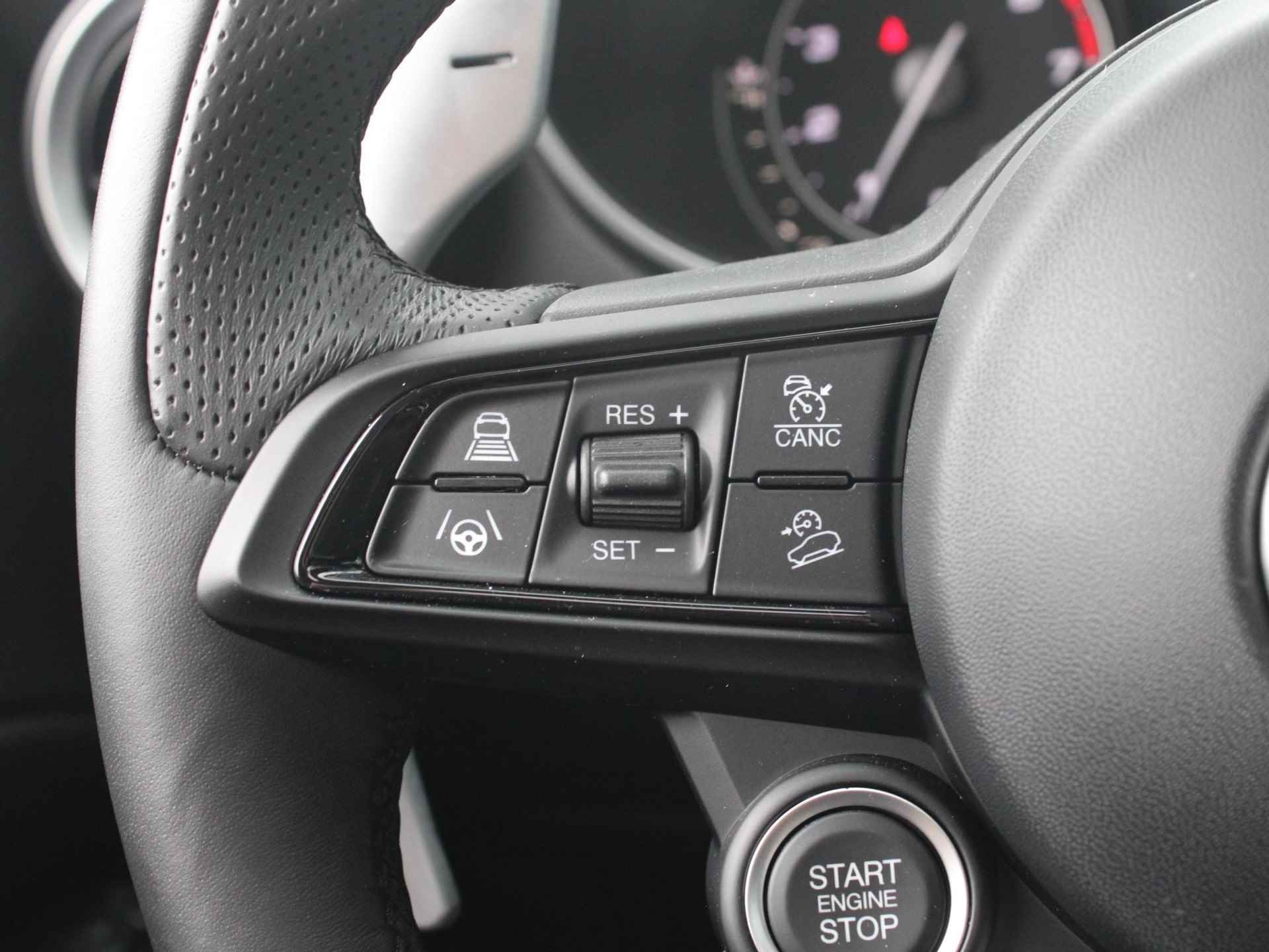 Alfa Romeo Stelvio 2.0 Turbo Aut. 320pk AWD Sprint | Veloce Int. | Xenon | Navi | Leder | Schuif-/Kanteldak | Apple Carplay | 20" | Adas 2 | Stoel-/stuurverwarming | Camera - 17/37