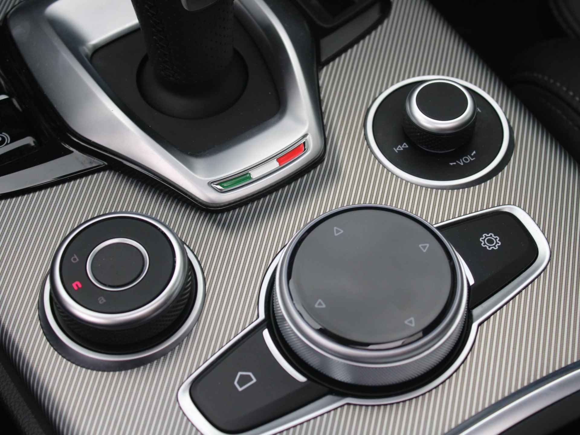 Alfa Romeo Stelvio 2.0 Turbo Aut. 320pk AWD Sprint | Veloce Int. | Xenon | Navi | Leder | Schuif-/Kanteldak | Apple Carplay | 20" | Adas 2 | Stoel-/stuurverwarming | Camera - 20/37