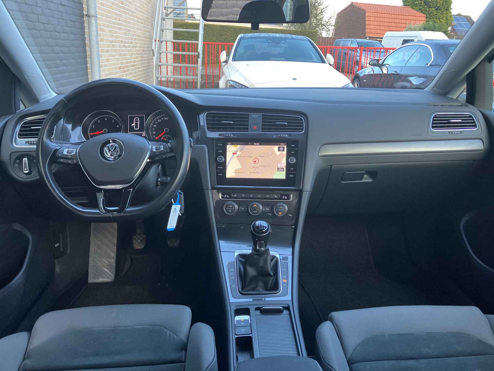 Volkswagen GOLF Variant 1.5 TSI Comfortline Business | 1e eigenaar | dealer onderh. | navigatie | sportstoelen | apple carplay | adaptieve cruise - 16/36