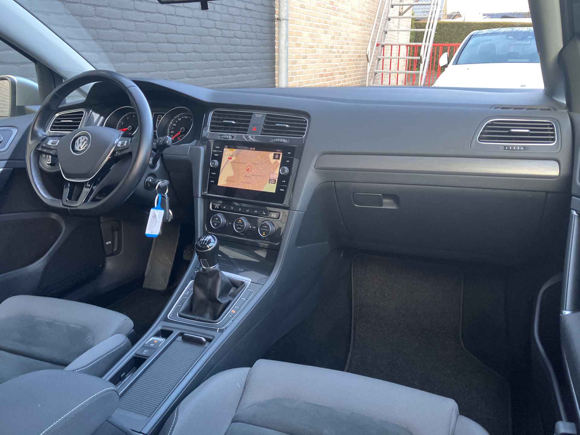 Volkswagen GOLF Variant 1.5 TSI Comfortline Business | 1e eigenaar | dealer onderh. | navigatie | sportstoelen | apple carplay | adaptieve cruise - 17/36