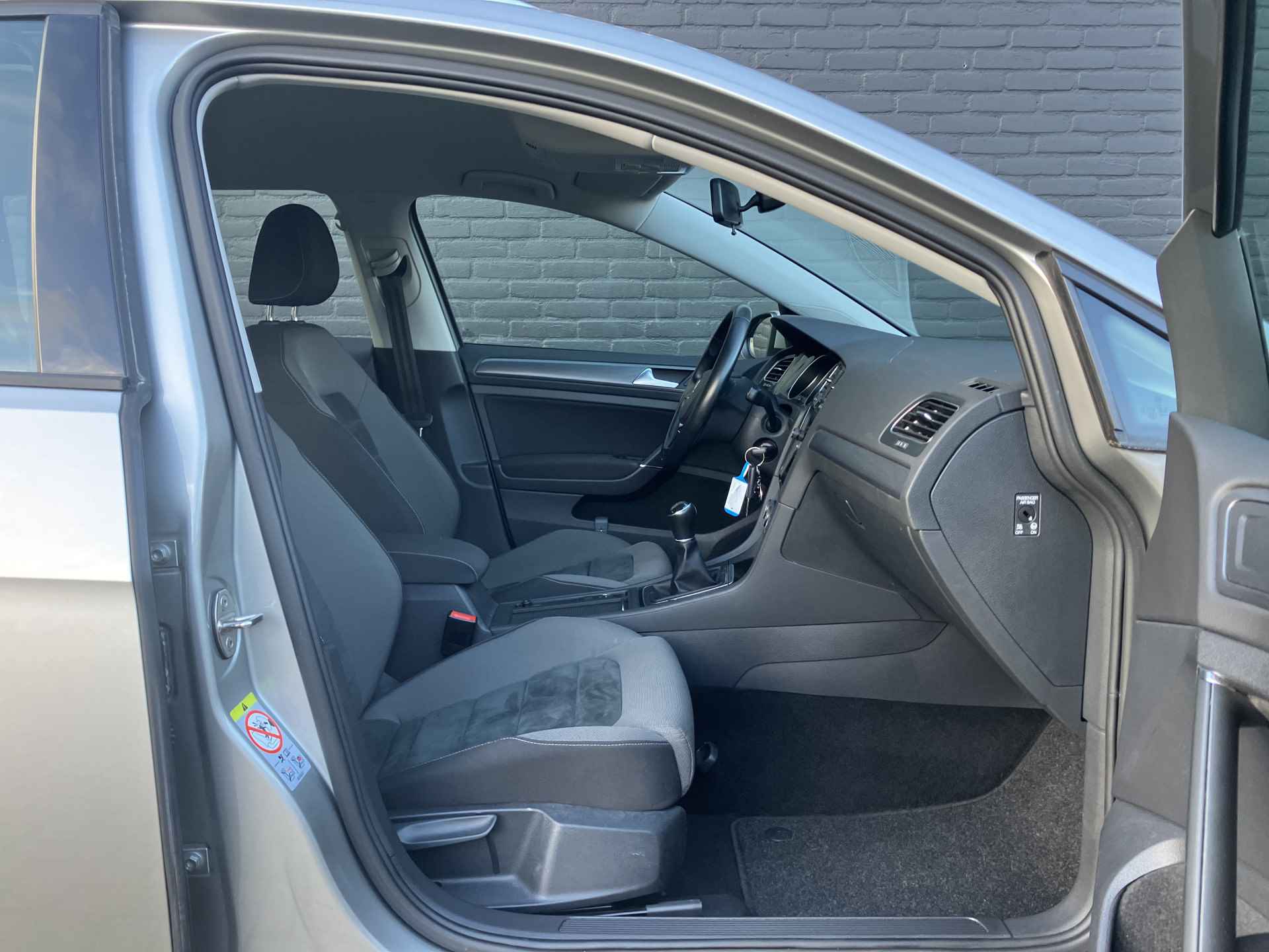 Volkswagen GOLF Variant 1.5 TSI Comfortline Business | 1e eigenaar | dealer onderh. | navigatie | sportstoelen | apple carplay | adaptieve cruise - 18/36