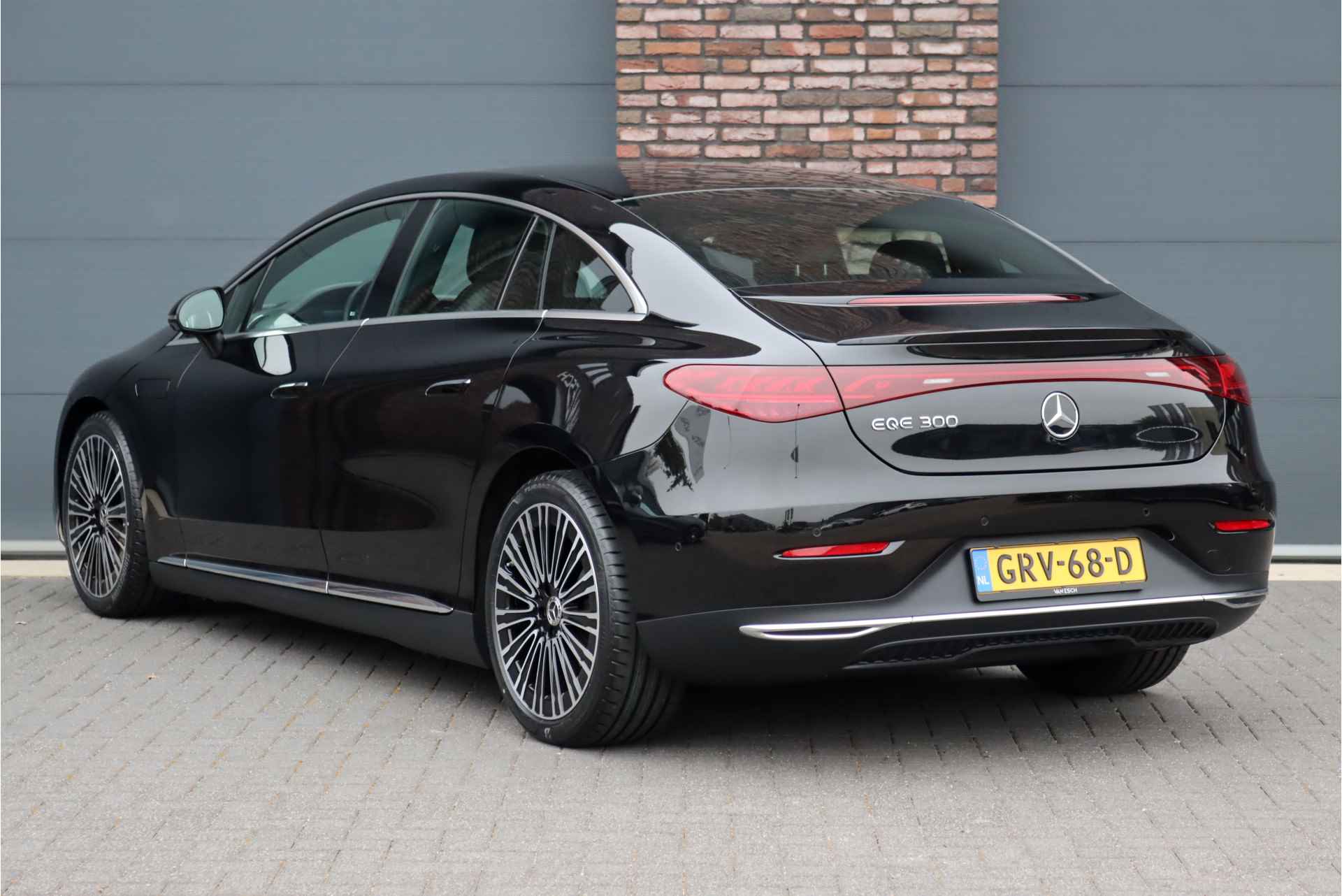 Mercedes-Benz EQE 300 Luxury Line 89 kWh | Hyperscreen | Luchtvering | Distronic+ | Trekhaak | Burmester | Memory | Warmtepomp | Rijassistentiepakket+ | Keyless Go | Leder | Digital Light | - 6/47