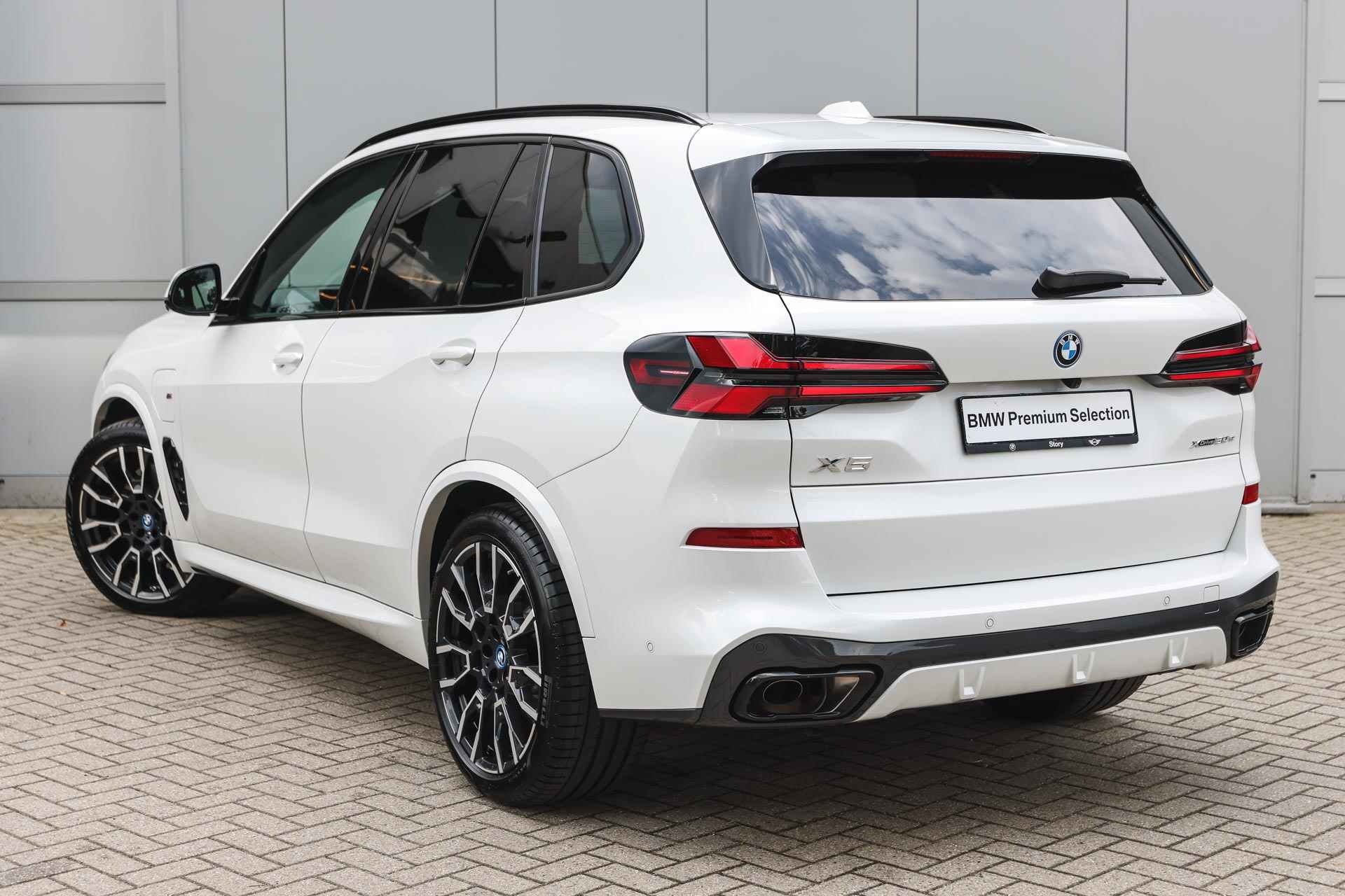 BMW X5 xDrive50e High Executive M Sport Automaat / Panoramadak / Trekhaak / Stoelventilatie / Adaptieve LED / Harman Kardon / Live Cockpit Professional / Gesture Control - 3/44