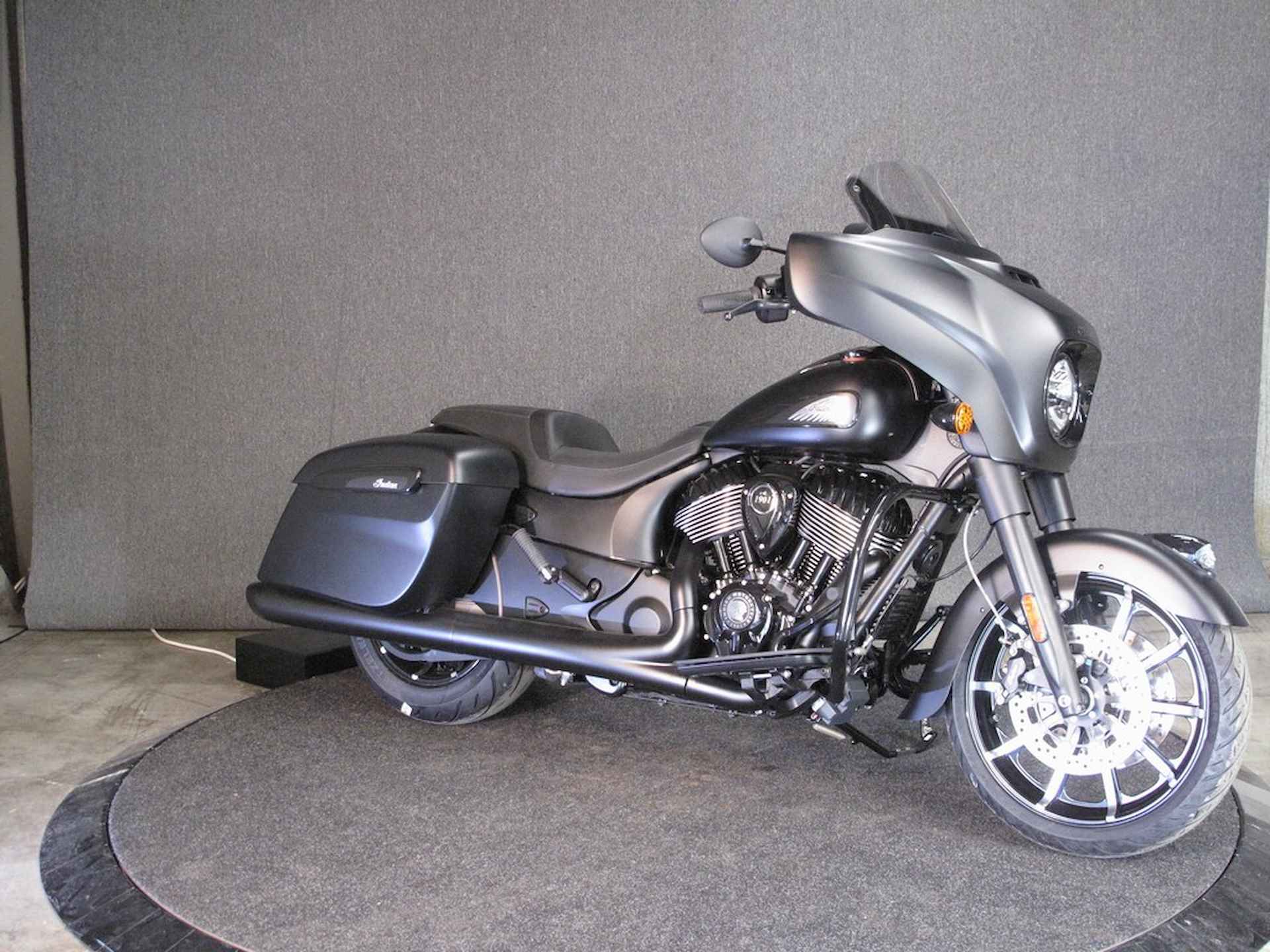 Indian Chieftain Dark Horse Official Indian Motorcycle Dealer - 6/17