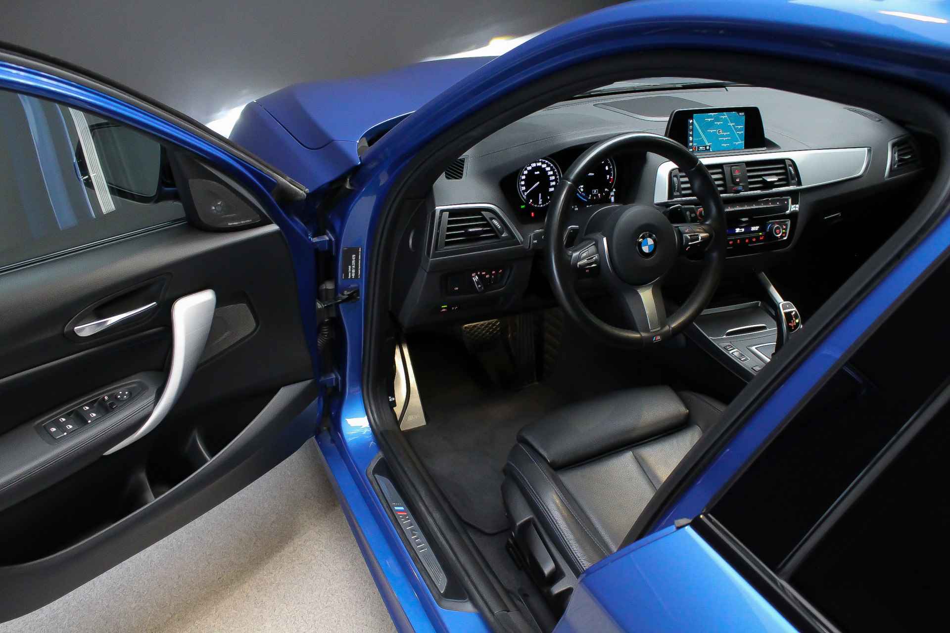 BMW 1-serie M140i 570pk Special Edition High Executive |schuifdak|Harman/Kardon|18"||stage 3|LM650 hybrideturbo|OPF delete| - 4/39