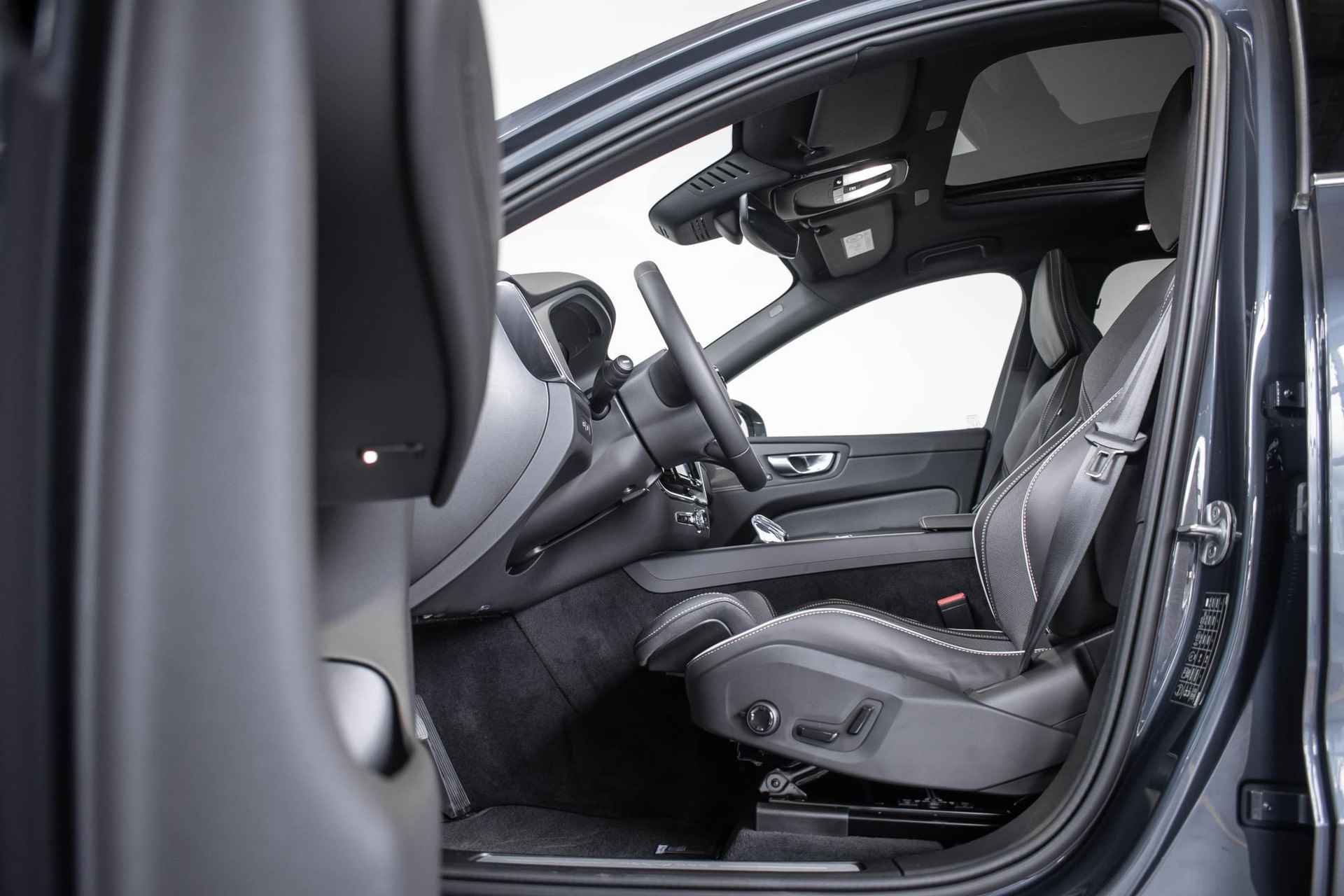 Volvo XC60 Recharge T6 Automaat AWD Plus Bright | Longe Range | Nieuwe auto | Direct leverbaar | Harman Kardon premium audio | 360° parkeercamera | Google infotainment | Stoelverwarming | Parkeersensoren voor + achter | Panoramadak | - 15/35