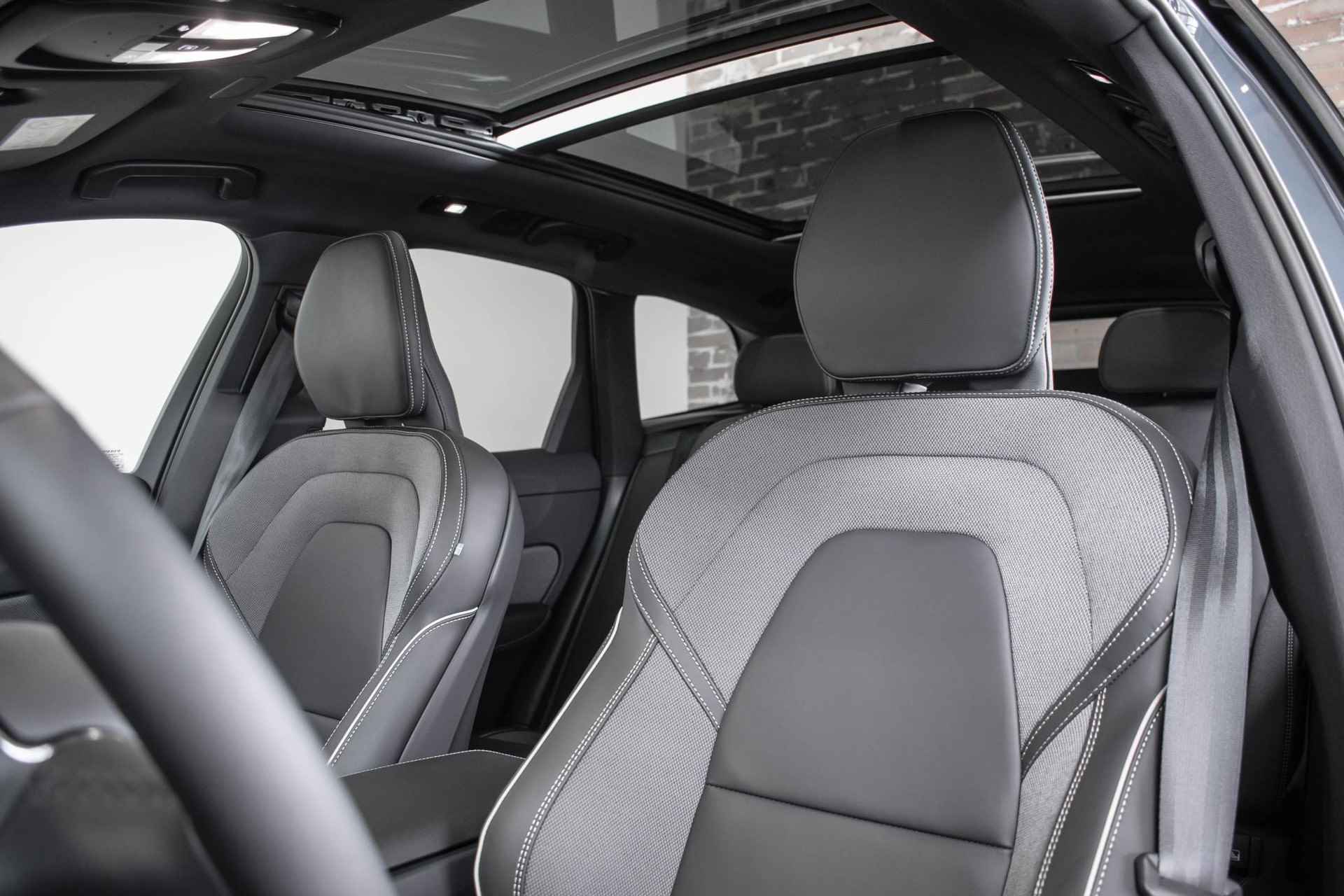Volvo XC60 Recharge T6 Automaat AWD Plus Bright | Longe Range | Nieuwe auto | Direct leverbaar | Harman Kardon premium audio | 360° parkeercamera | Google infotainment | Stoelverwarming | Parkeersensoren voor + achter | Panoramadak | - 16/35