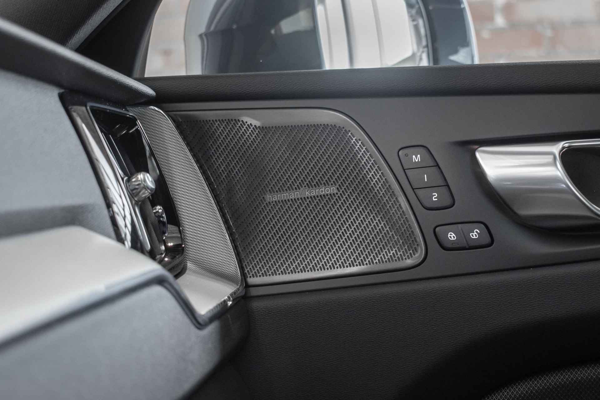 Volvo XC60 Recharge T6 Automaat AWD Plus Bright | Longe Range | Nieuwe auto | Direct leverbaar | Harman Kardon premium audio | 360° parkeercamera | Google infotainment | Stoelverwarming | Parkeersensoren voor + achter | Panoramadak | - 25/35