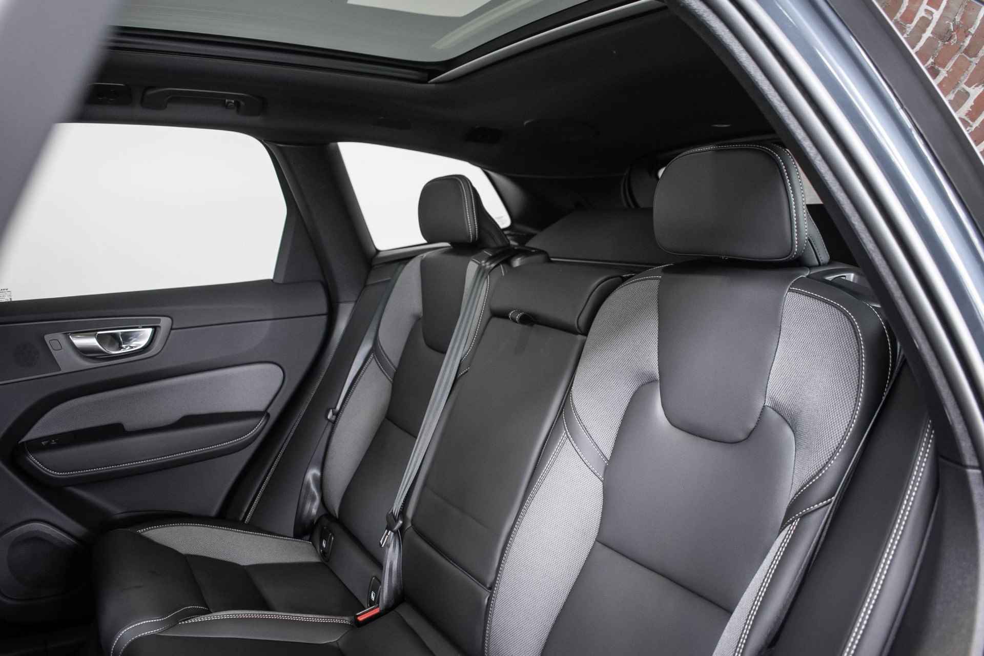 Volvo XC60 Recharge T6 Automaat AWD Plus Bright | Longe Range | Nieuwe auto | Direct leverbaar | Harman Kardon premium audio | 360° parkeercamera | Google infotainment | Stoelverwarming | Parkeersensoren voor + achter | Panoramadak | - 29/35