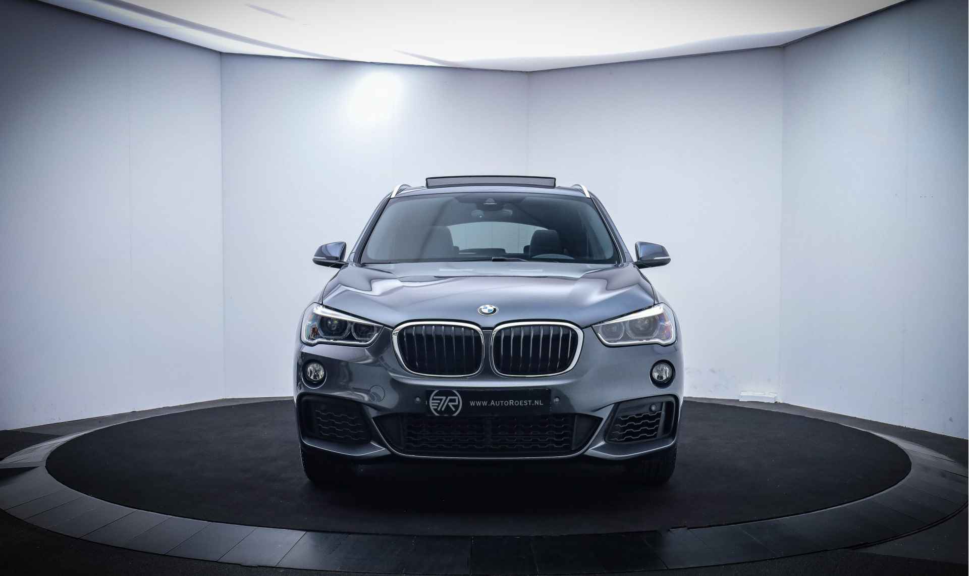 BMW X1 18i M-SPORT High Executive PANO/FULL LED/NAVI/SPORTSTOELEN/FIETS HAAK/ELEK KLEP/LMV - 2/29