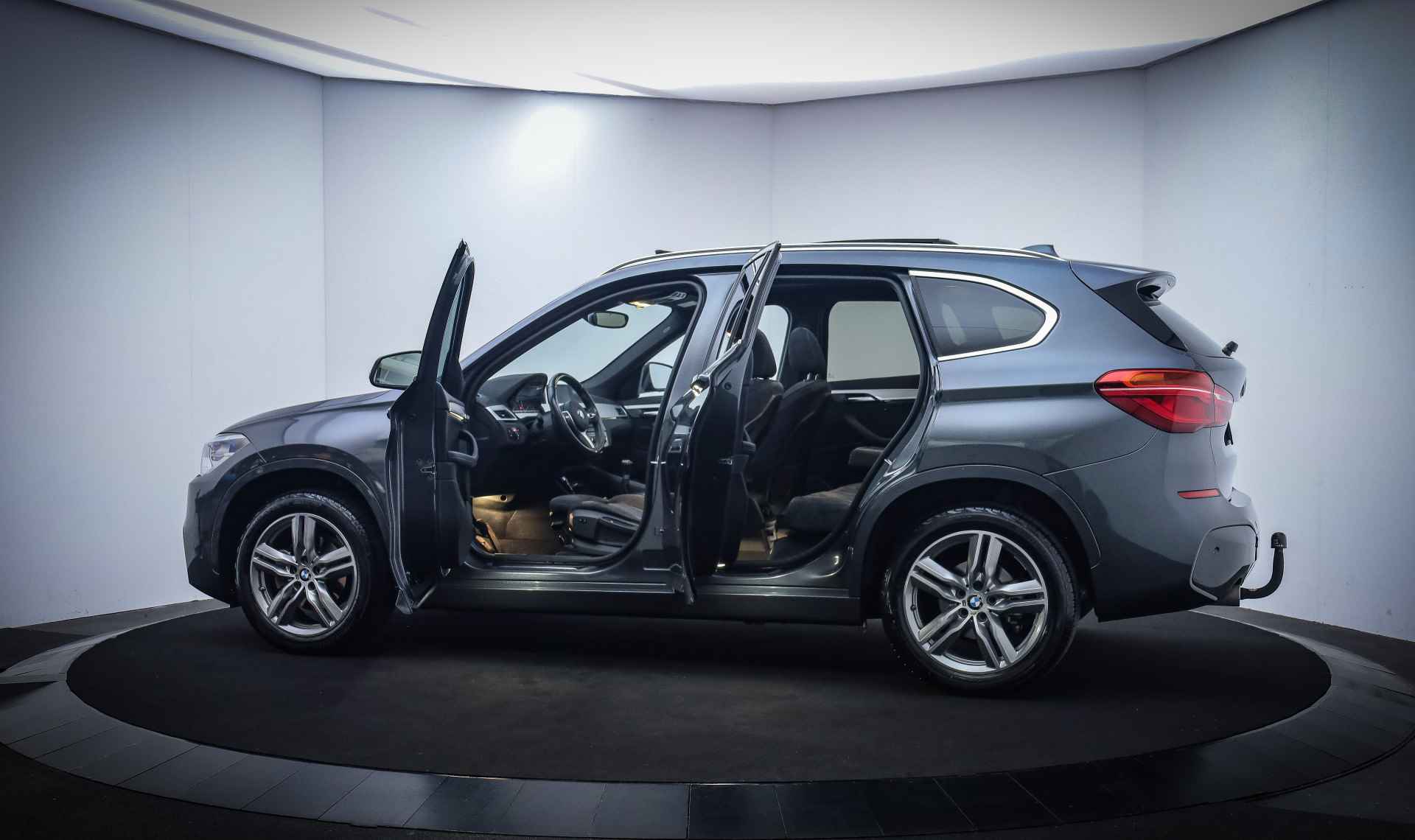 BMW X1 18i M-SPORT High Executive PANO/FULL LED/NAVI/SPORTSTOELEN/FIETS HAAK/ELEK KLEP/LMV - 9/29