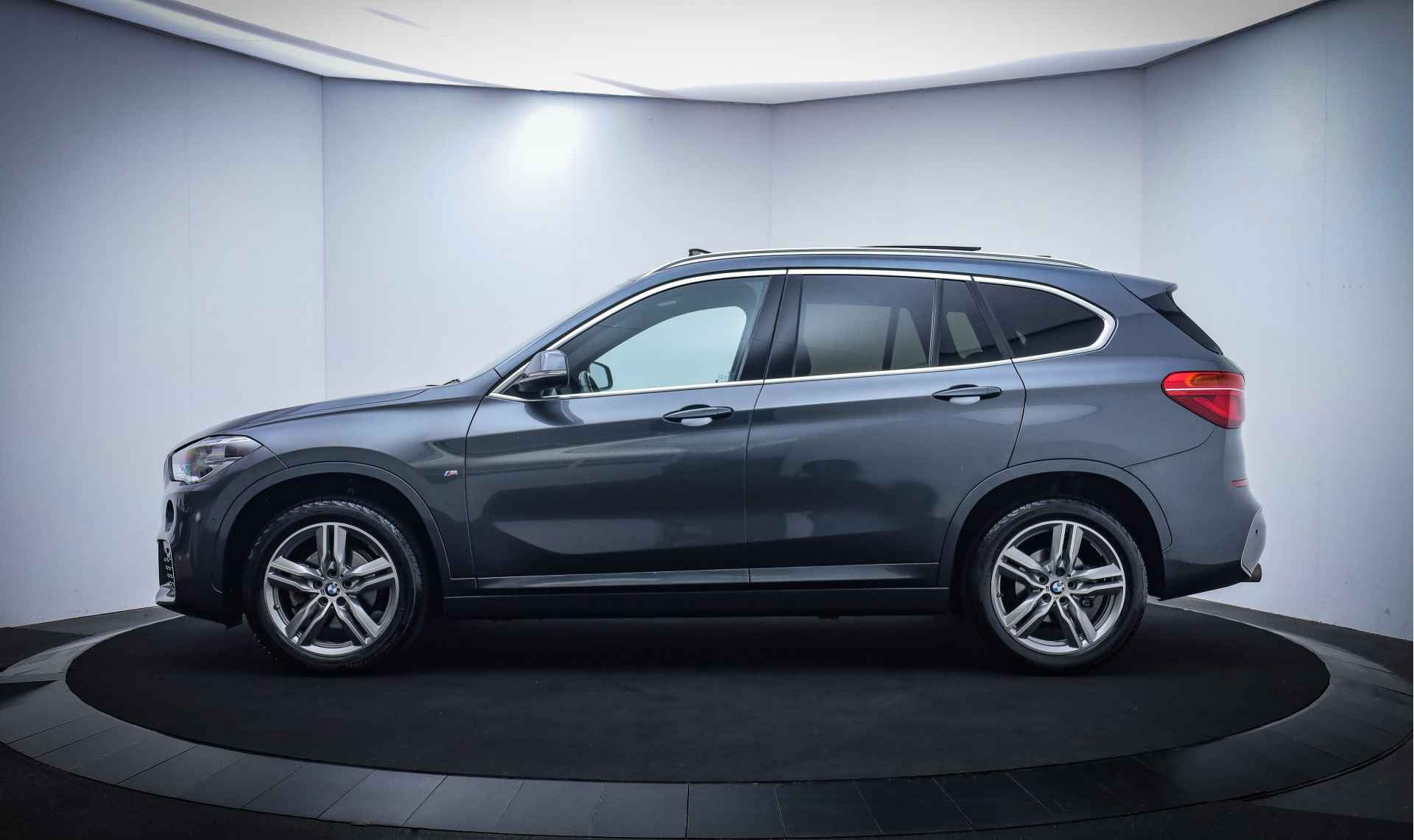 BMW X1 18i M-SPORT High Executive PANO/FULL LED/NAVI/SPORTSTOELEN/FIETS HAAK/ELEK KLEP/LMV - 12/29