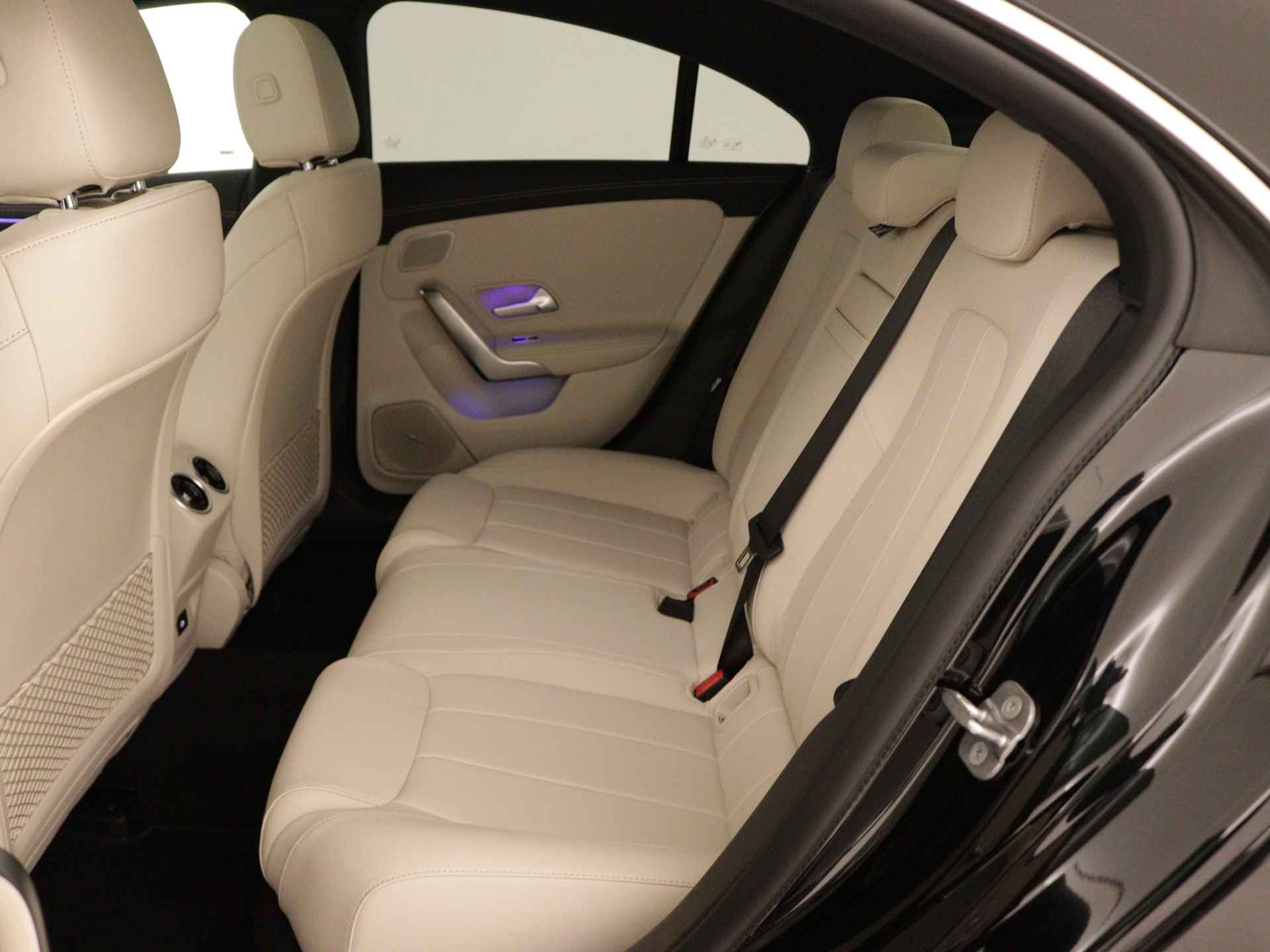Mercedes-Benz CLA-Klasse 180 Luxury Line | MULTIBEAM LED | USB pakket plus | KEYLESS GO-comfortpakket | Panoramaschuifdak | Burmester Surround Sound systeem | Parkeerpakket met 360°-camera | Verkeersborden assistent | - 5/36