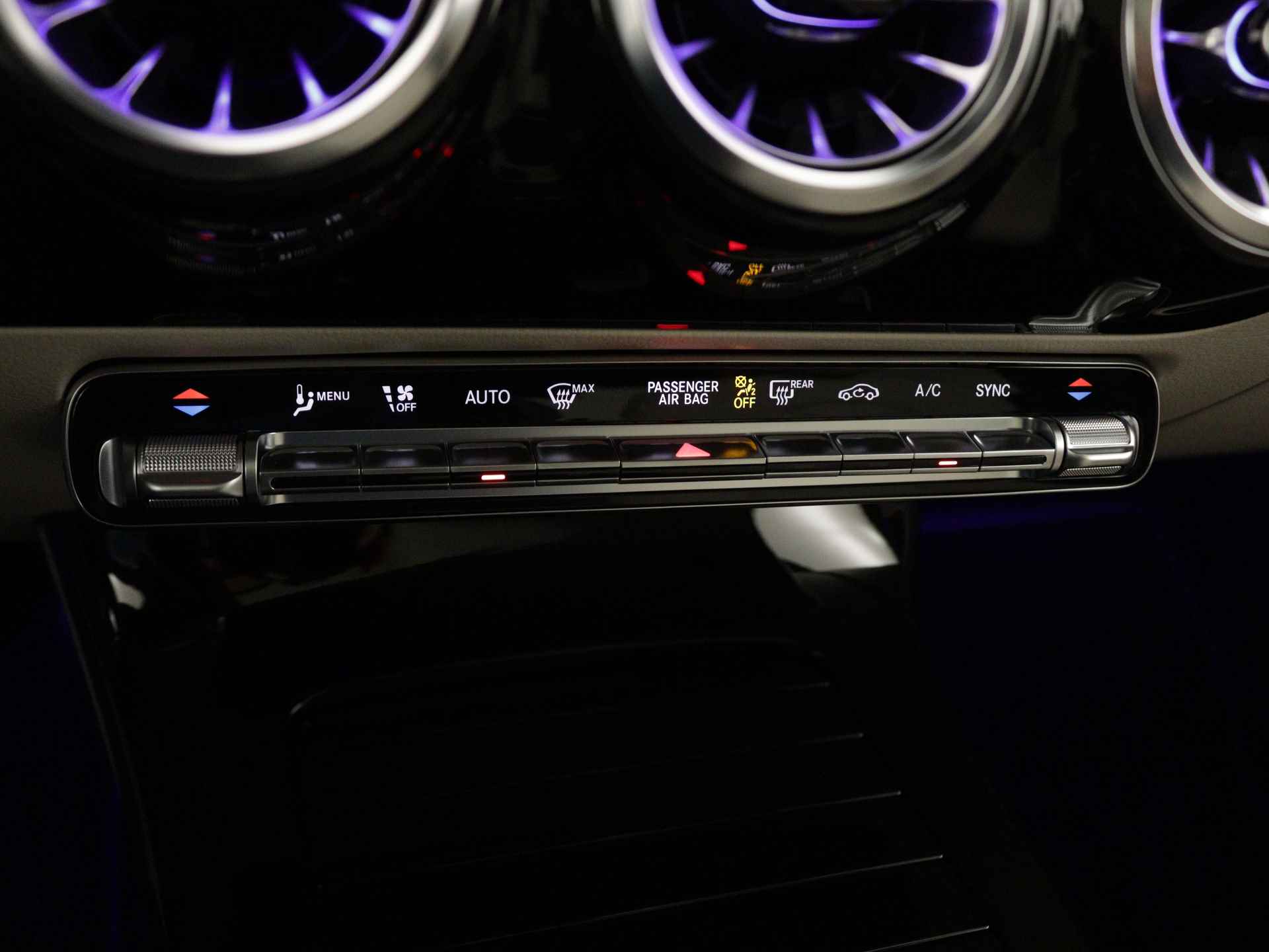 Mercedes-Benz CLA-Klasse 180 Luxury Line | MULTIBEAM LED | USB pakket plus | KEYLESS GO-comfortpakket | Panoramaschuifdak | Burmester Surround Sound systeem | Parkeerpakket met 360°-camera | Verkeersborden assistent | - 9/36