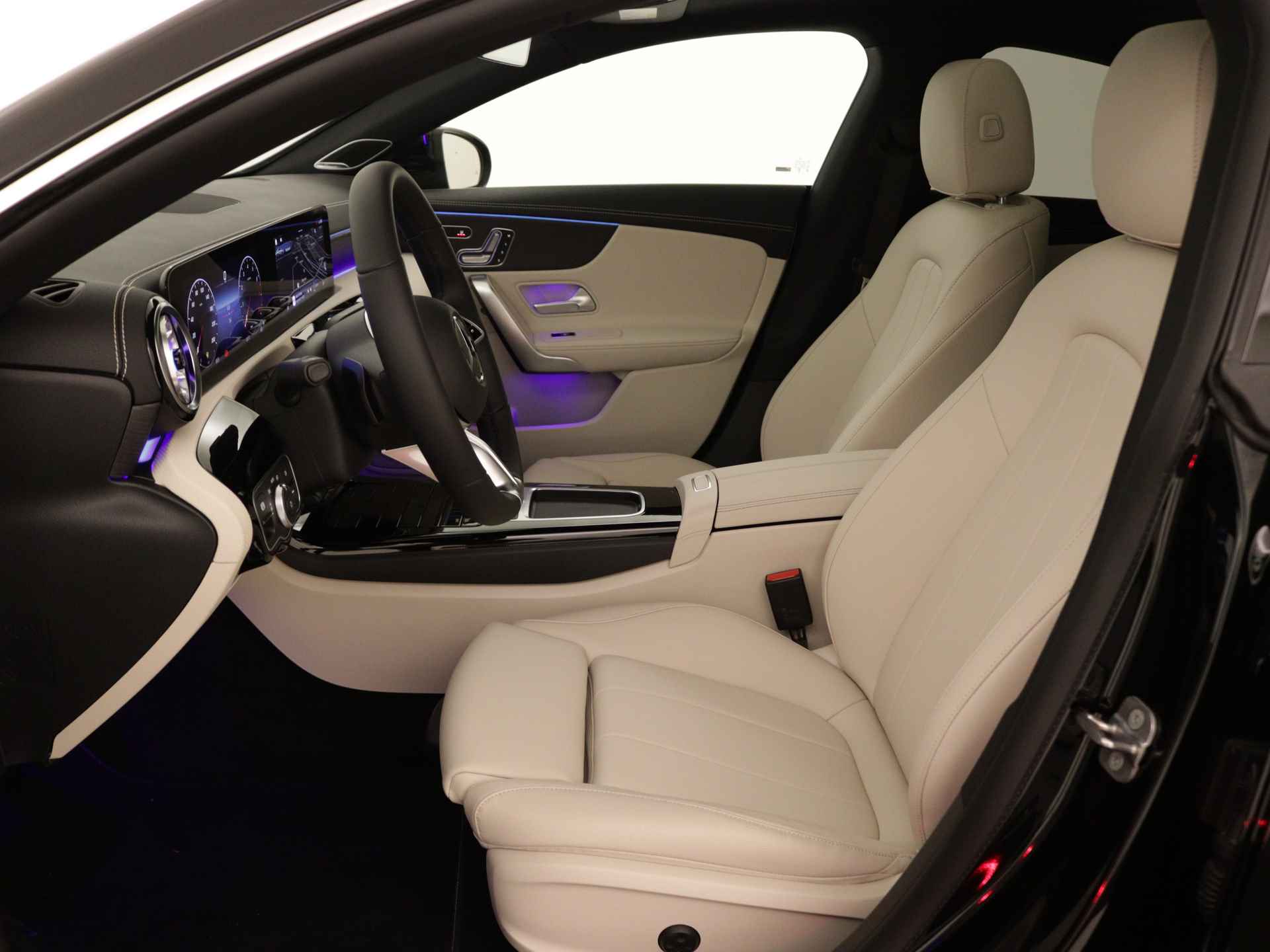Mercedes-Benz CLA-Klasse 180 Luxury Line | MULTIBEAM LED | USB pakket plus | KEYLESS GO-comfortpakket | Panoramaschuifdak | Burmester Surround Sound systeem | Parkeerpakket met 360°-camera | Verkeersborden assistent | - 15/36