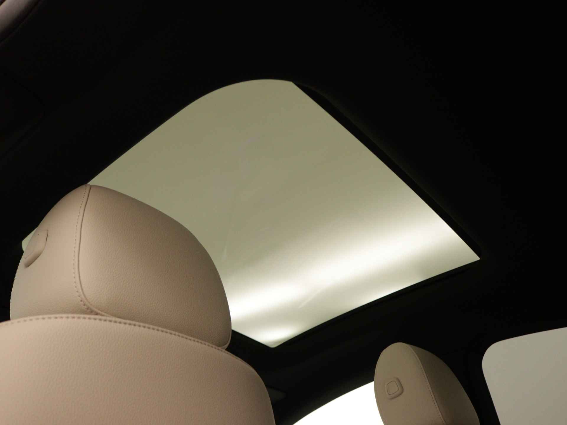 Mercedes-Benz CLA-Klasse 180 Luxury Line | MULTIBEAM LED | USB pakket plus | KEYLESS GO-comfortpakket | Panoramaschuifdak | Burmester Surround Sound systeem | Parkeerpakket met 360°-camera | Verkeersborden assistent | - 16/36
