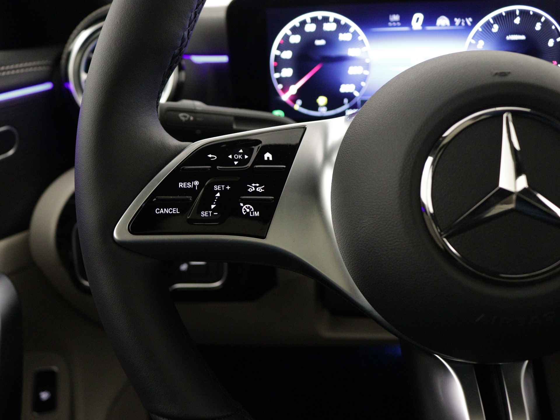 Mercedes-Benz CLA-Klasse 180 Luxury Line | MULTIBEAM LED | USB pakket plus | KEYLESS GO-comfortpakket | Panoramaschuifdak | Burmester Surround Sound systeem | Parkeerpakket met 360°-camera | Verkeersborden assistent | - 18/36