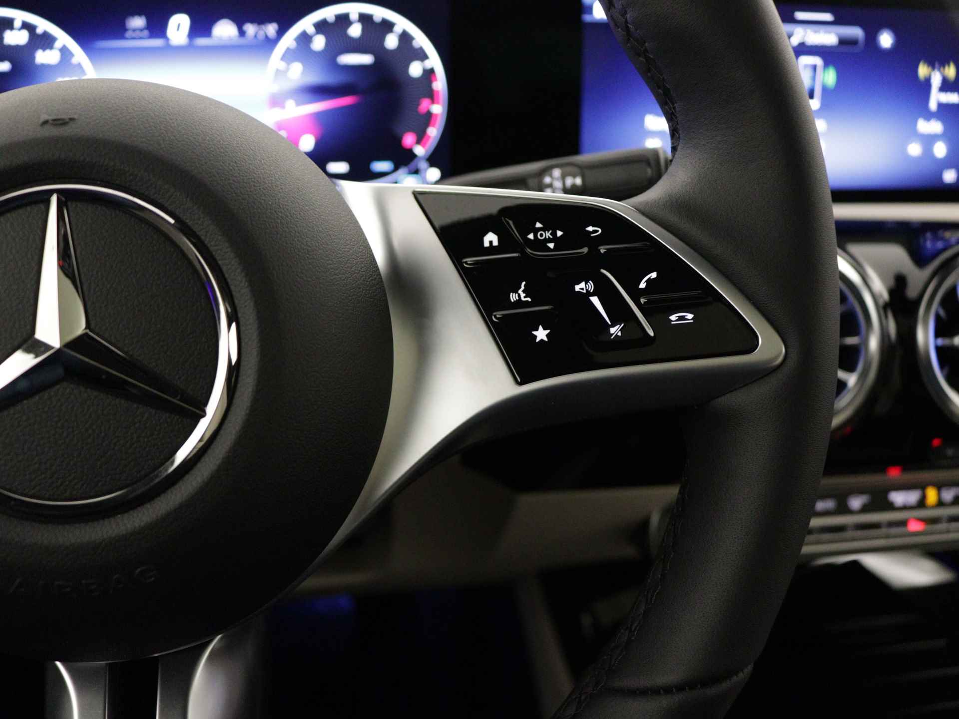 Mercedes-Benz CLA-Klasse 180 Luxury Line | MULTIBEAM LED | USB pakket plus | KEYLESS GO-comfortpakket | Panoramaschuifdak | Burmester Surround Sound systeem | Parkeerpakket met 360°-camera | Verkeersborden assistent | - 19/36