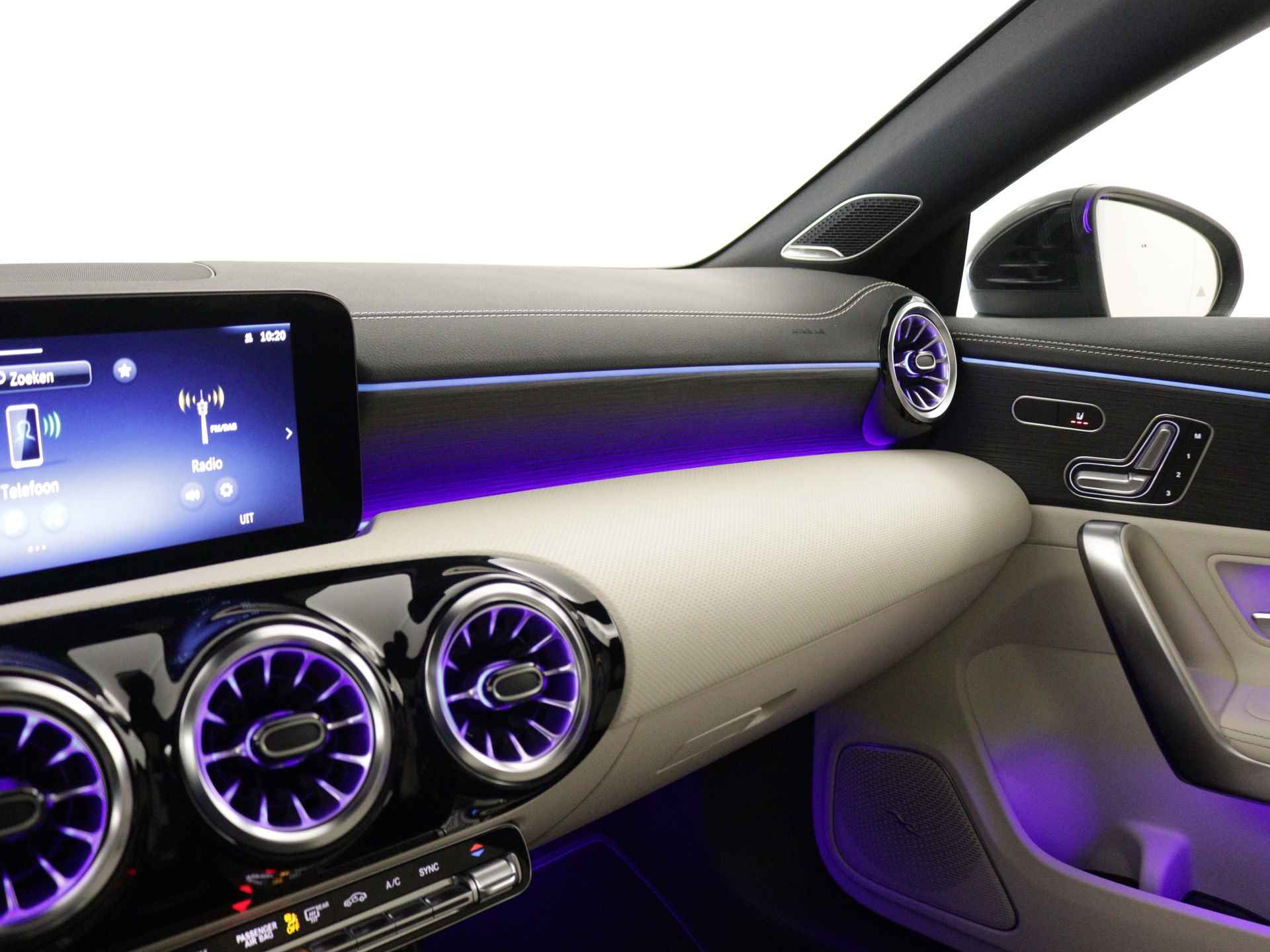 Mercedes-Benz CLA-Klasse 180 Luxury Line | MULTIBEAM LED | USB pakket plus | KEYLESS GO-comfortpakket | Panoramaschuifdak | Burmester Surround Sound systeem | Parkeerpakket met 360°-camera | Verkeersborden assistent | - 20/36