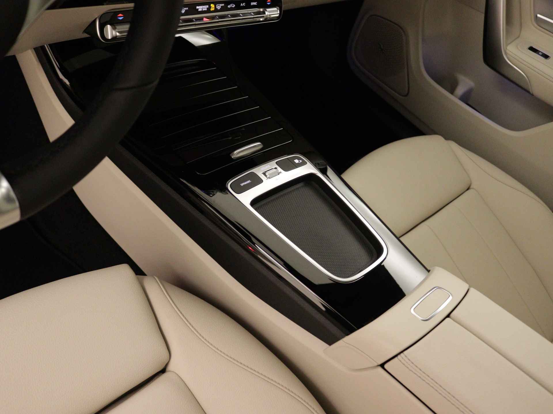 Mercedes-Benz CLA-Klasse 180 Luxury Line | MULTIBEAM LED | USB pakket plus | KEYLESS GO-comfortpakket | Panoramaschuifdak | Burmester Surround Sound systeem | Parkeerpakket met 360°-camera | Verkeersborden assistent | - 26/36