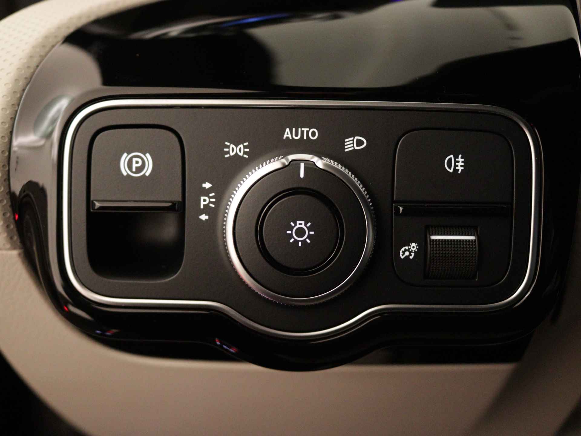 Mercedes-Benz CLA-Klasse 180 Luxury Line | MULTIBEAM LED | USB pakket plus | KEYLESS GO-comfortpakket | Panoramaschuifdak | Burmester Surround Sound systeem | Parkeerpakket met 360°-camera | Verkeersborden assistent | - 28/36