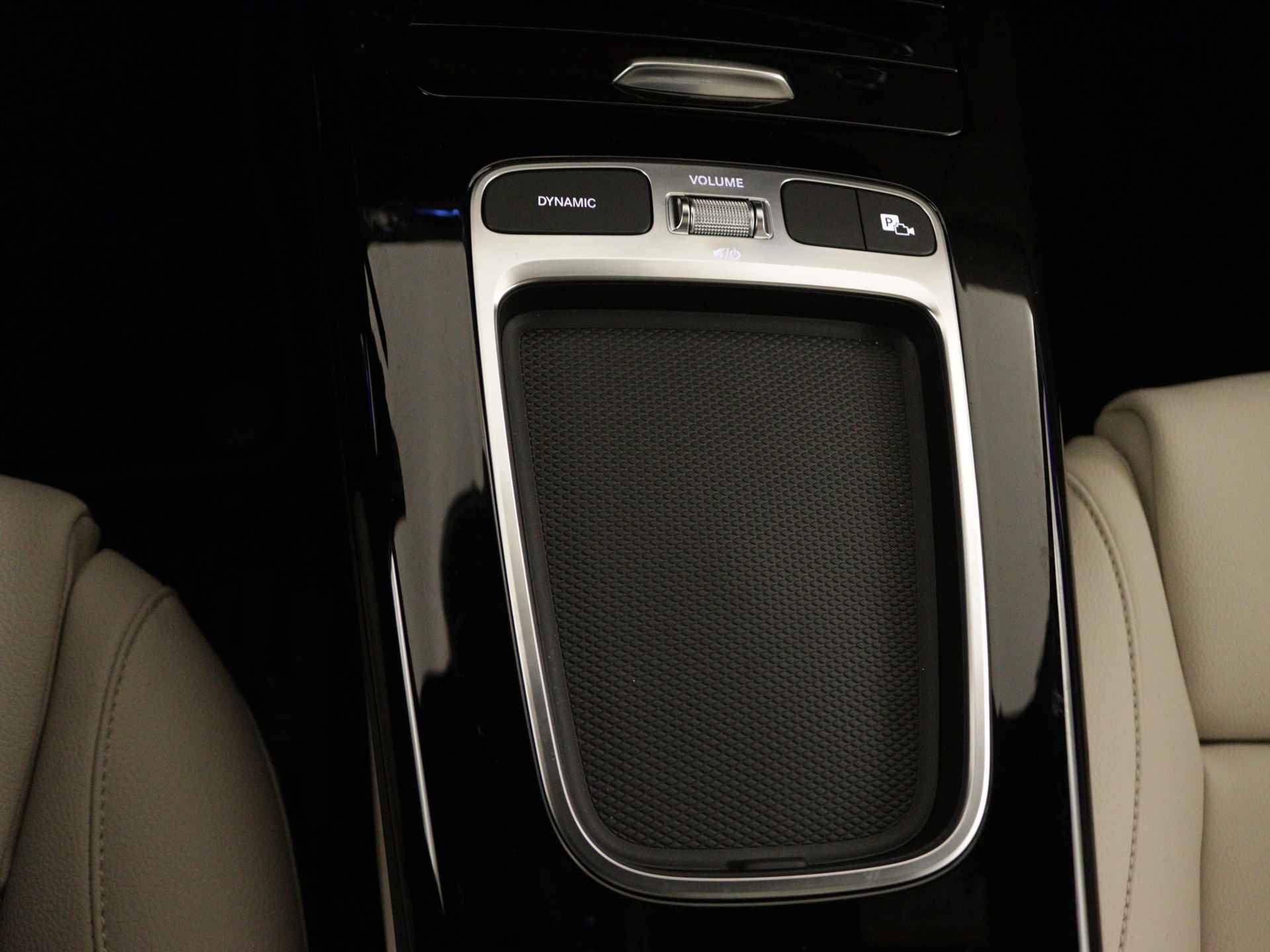 Mercedes-Benz CLA-Klasse 180 Luxury Line | MULTIBEAM LED | USB pakket plus | KEYLESS GO-comfortpakket | Panoramaschuifdak | Burmester Surround Sound systeem | Parkeerpakket met 360°-camera | Verkeersborden assistent | - 29/36